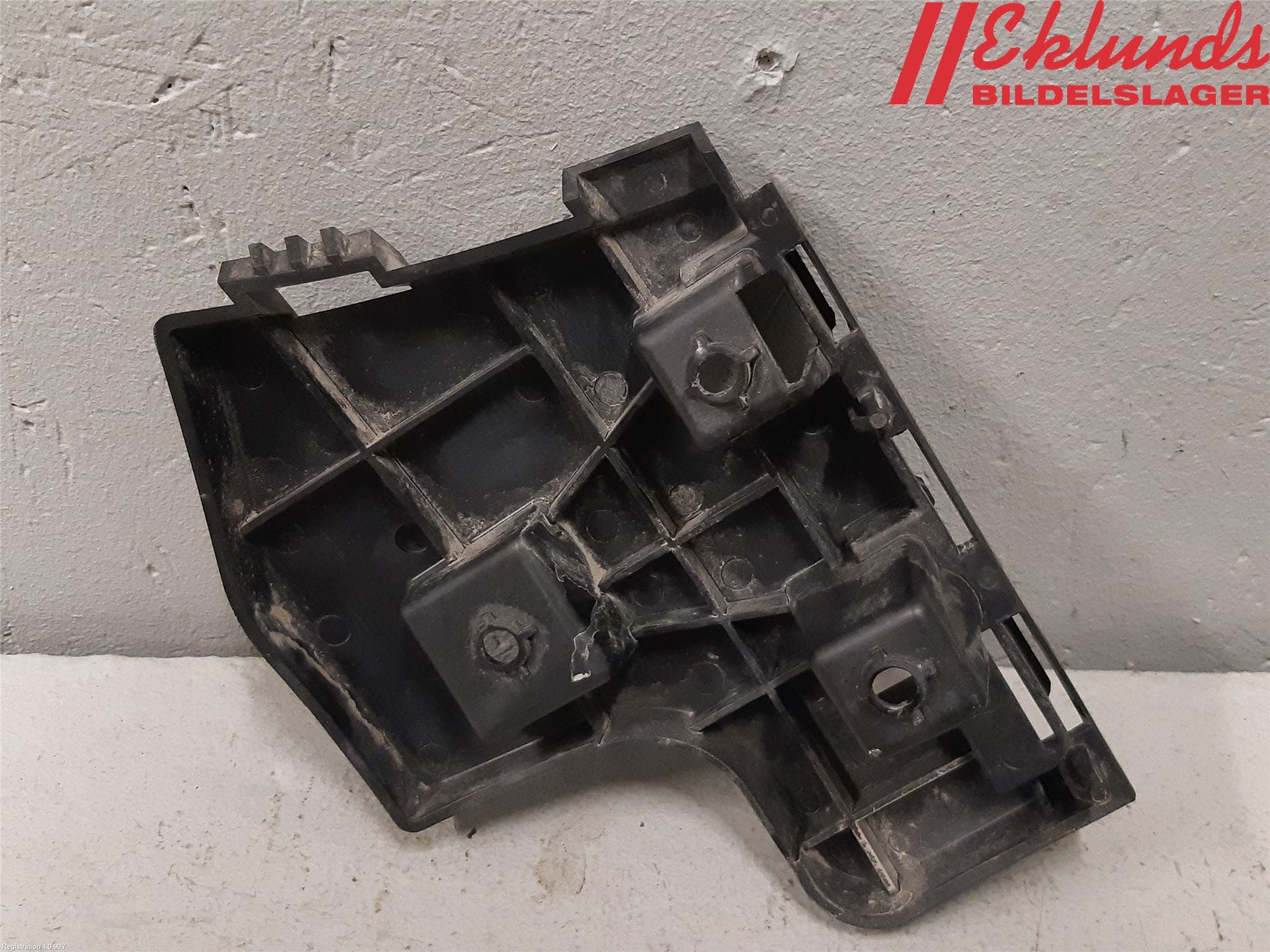 Volvo V60 11-13 Stötfångarfäste Bak Vä