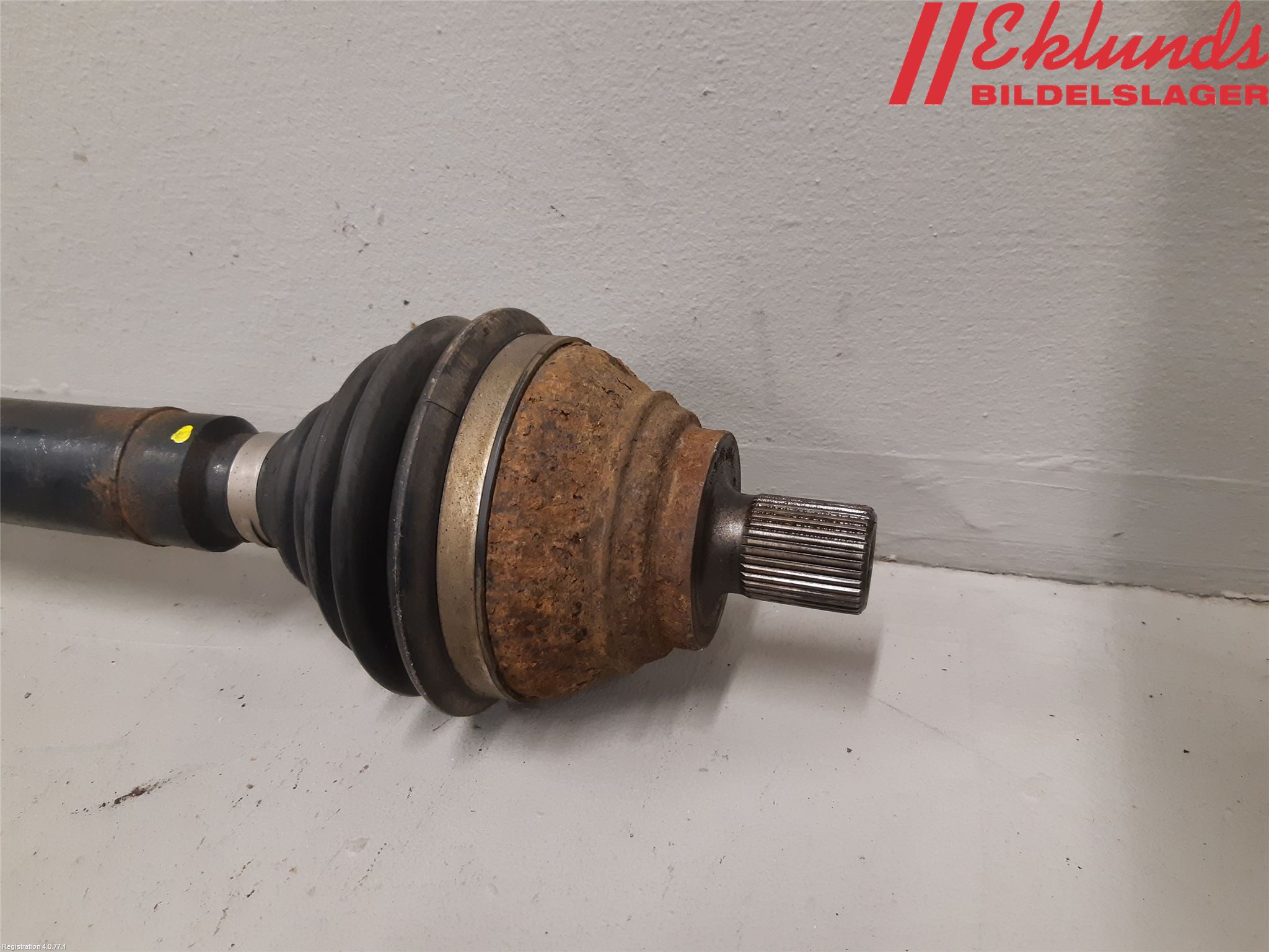 Volkswagen VW CADDY 11-15 Drivaxel Fram Höger