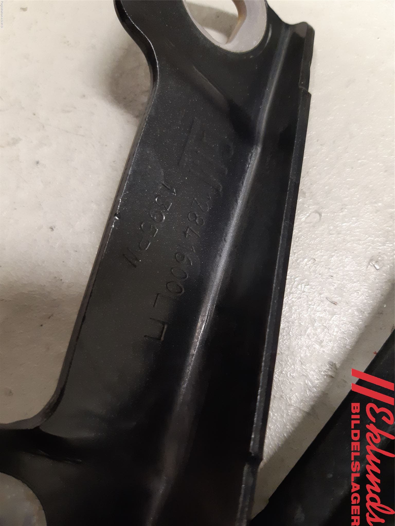 Opel INSIGNIA 09-16 Huvgångjärn