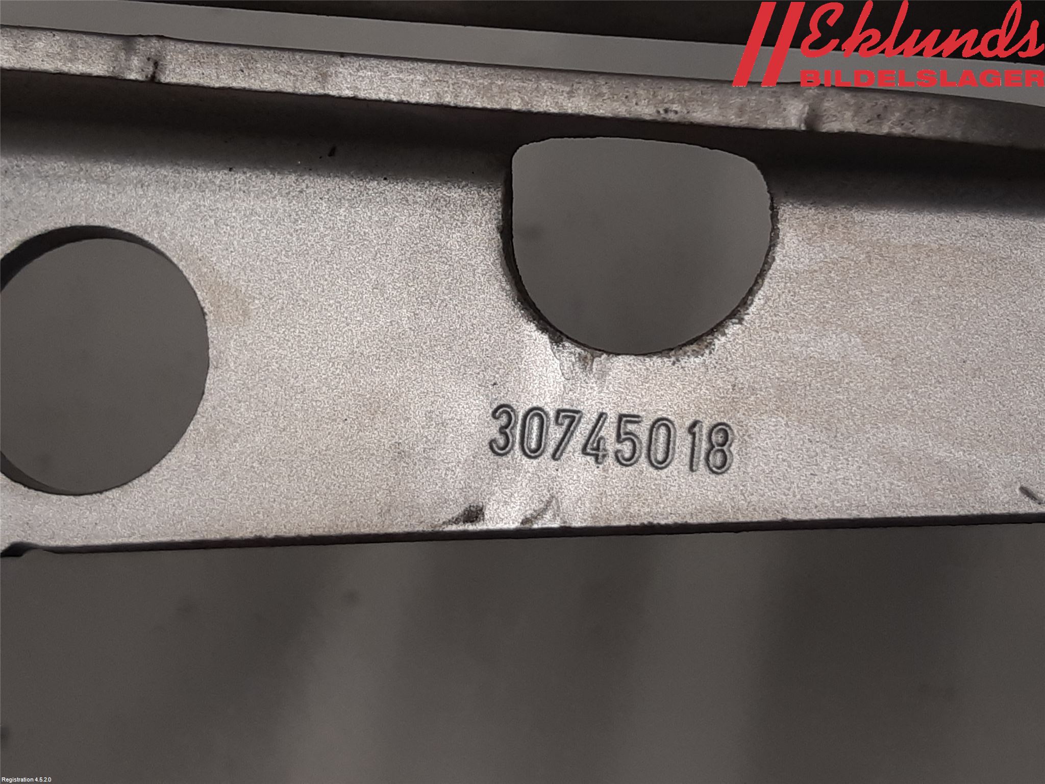 Volvo V70 05-08 Huvgångjärn