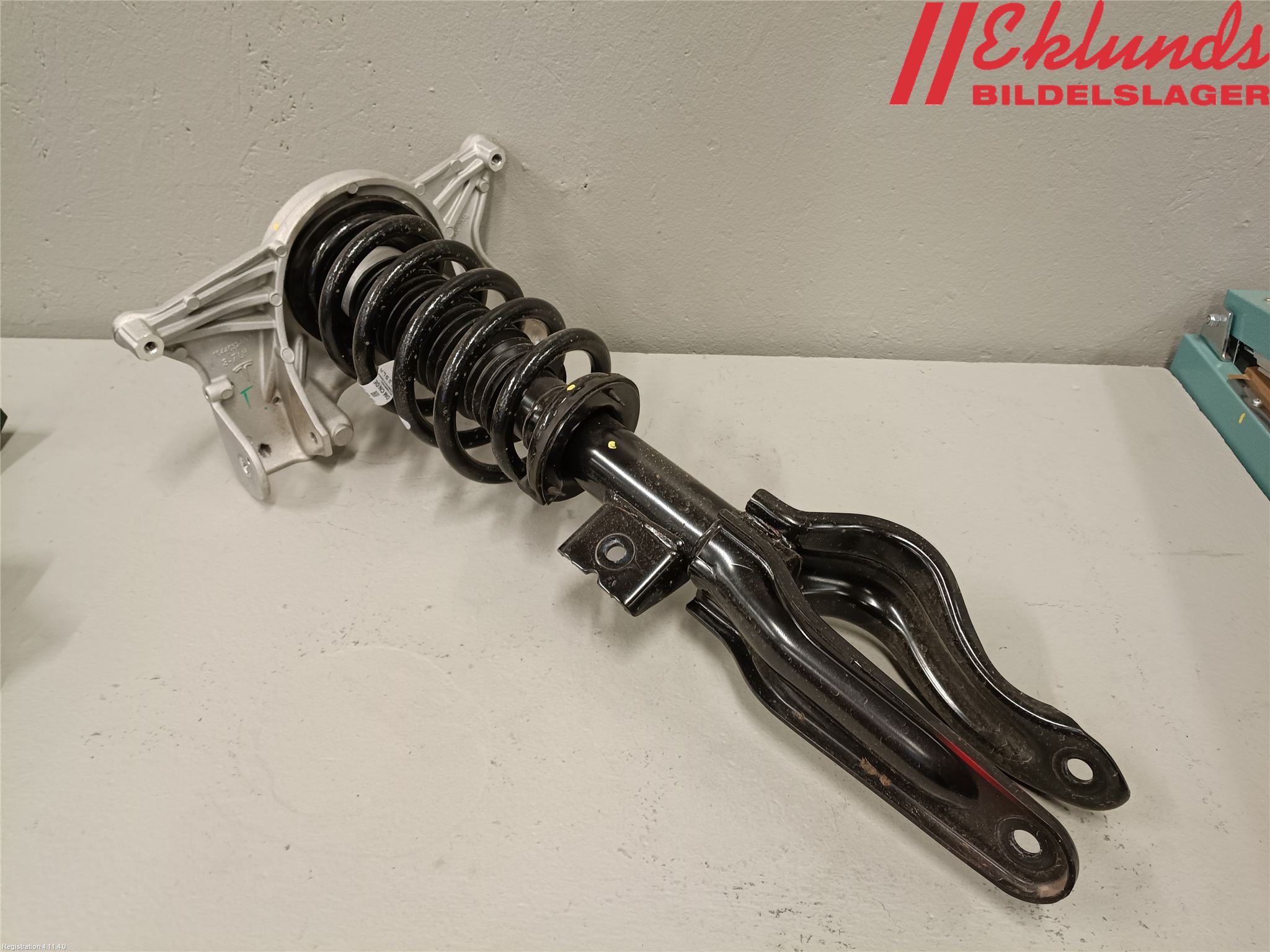 Tesla MODEL Y 21- Fjäderben Fram Vänster