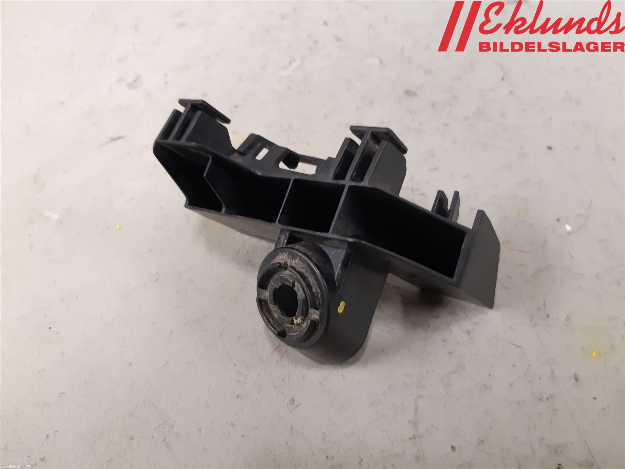 Toyota AURIS 13-19 Stötfångarfäste Bak Hö