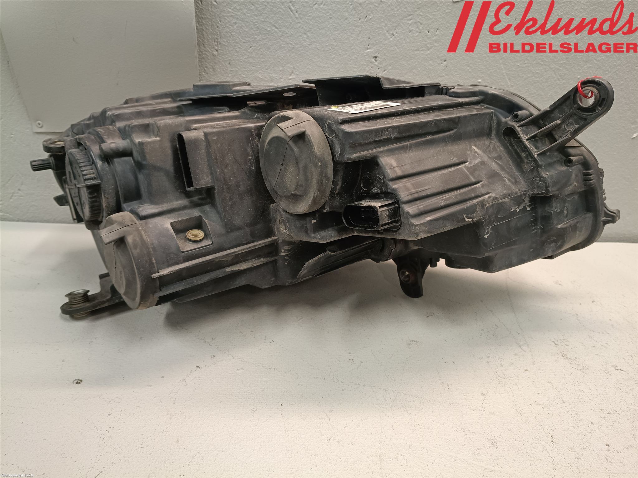 Volkswagen VW PASSAT 11-14 Strålkastare Vänster