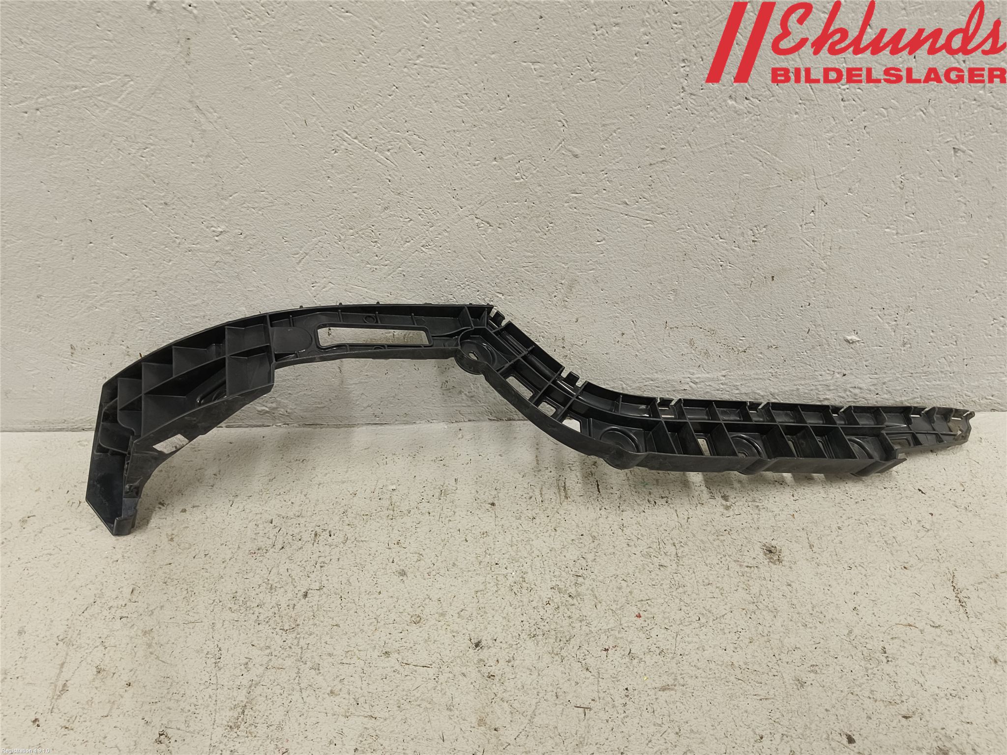 Volkswagen VW PASSAT 11-14 Stötfångarfäste Bak Hö