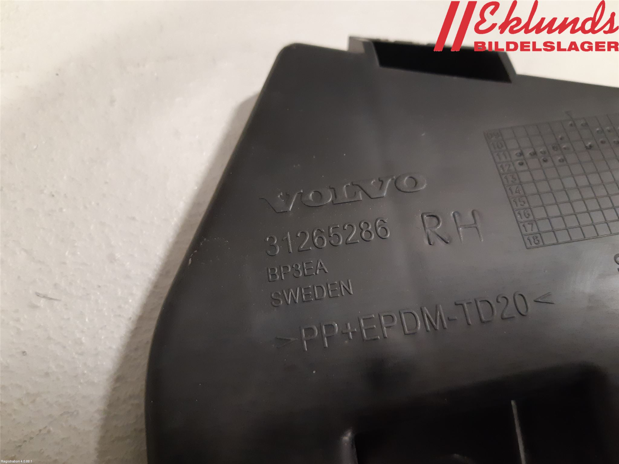 Volvo V60 11-13 Stötfångarfäste Bak Hö