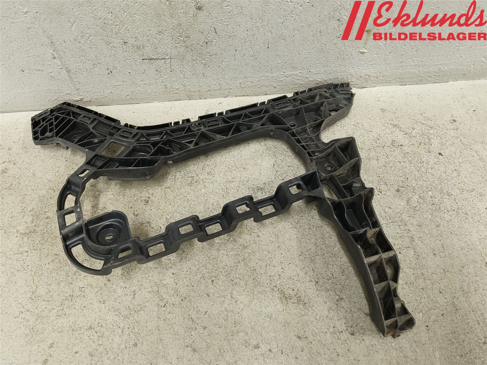 Volkswagen VW PASSAT 15-19 Stötfångarfäste Bak Hö