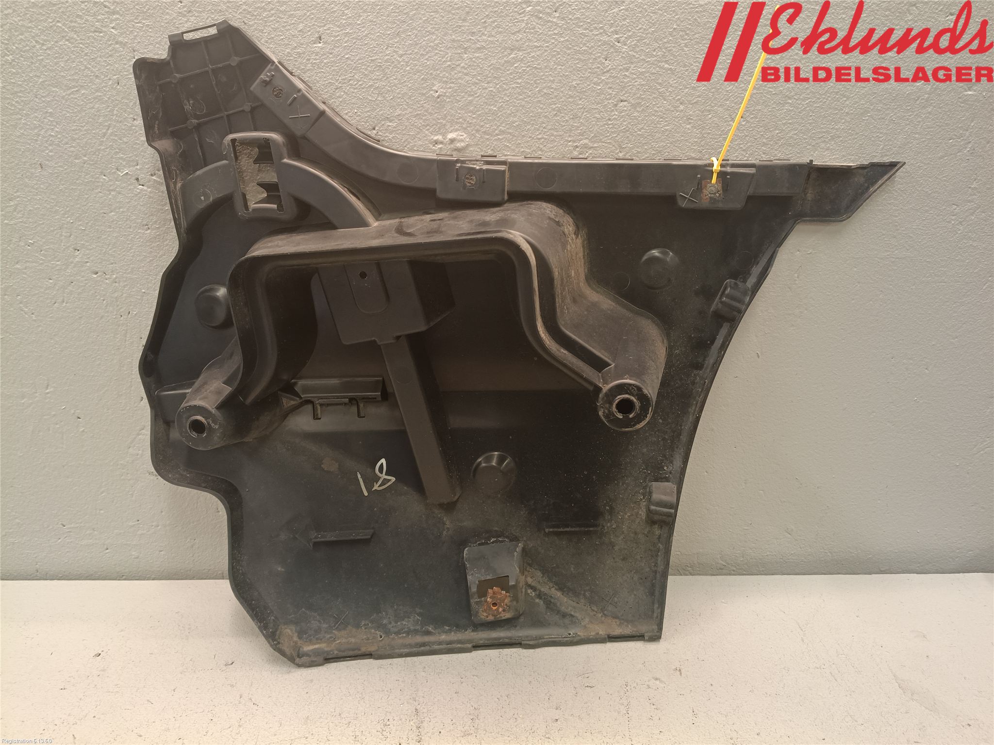 BMW 5 F10/F11/F18 09-17 Stötfångarfäste Bak Vä