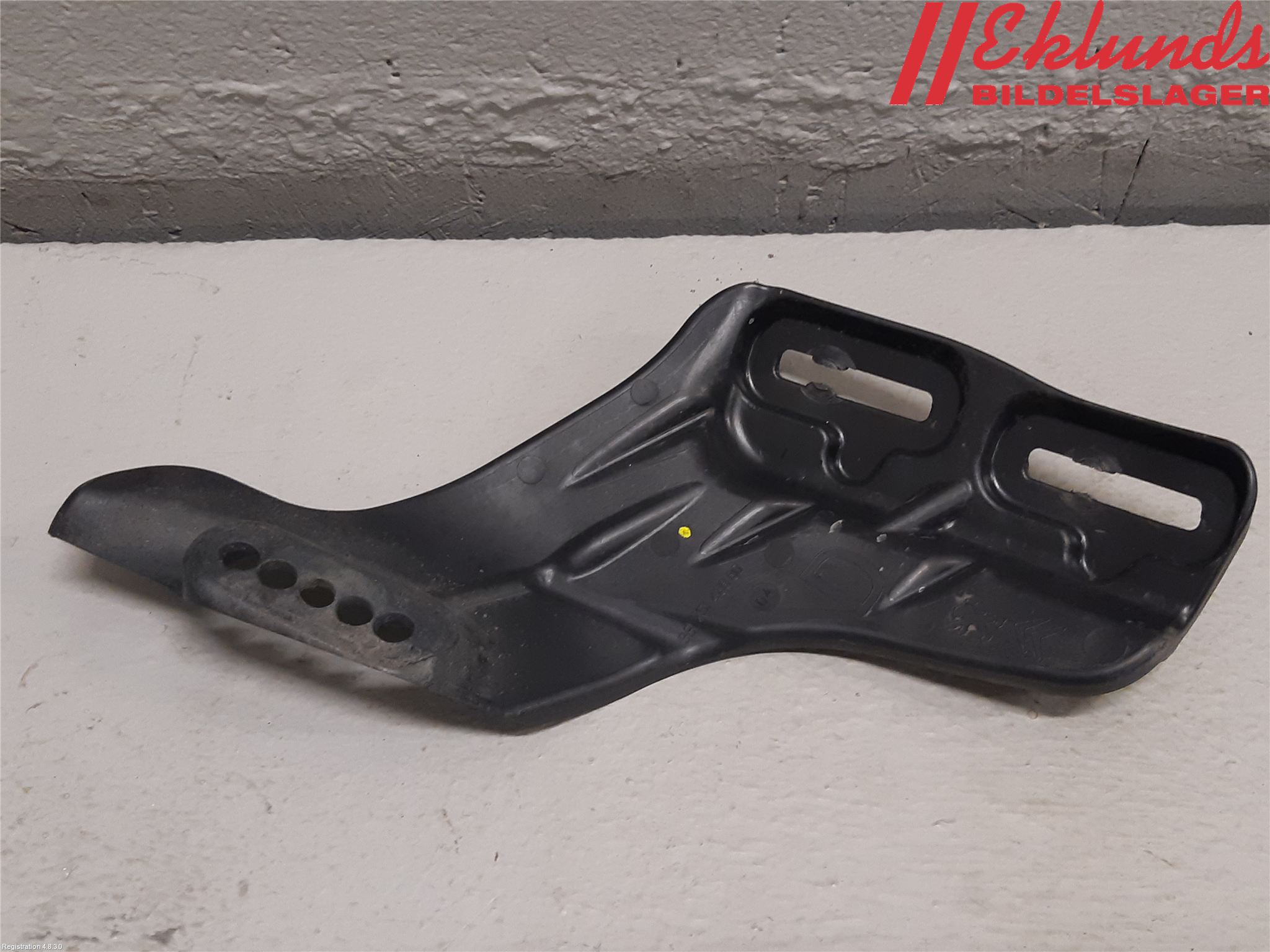 Peugeot 208 12-15 Skärmfäste Fram Hö