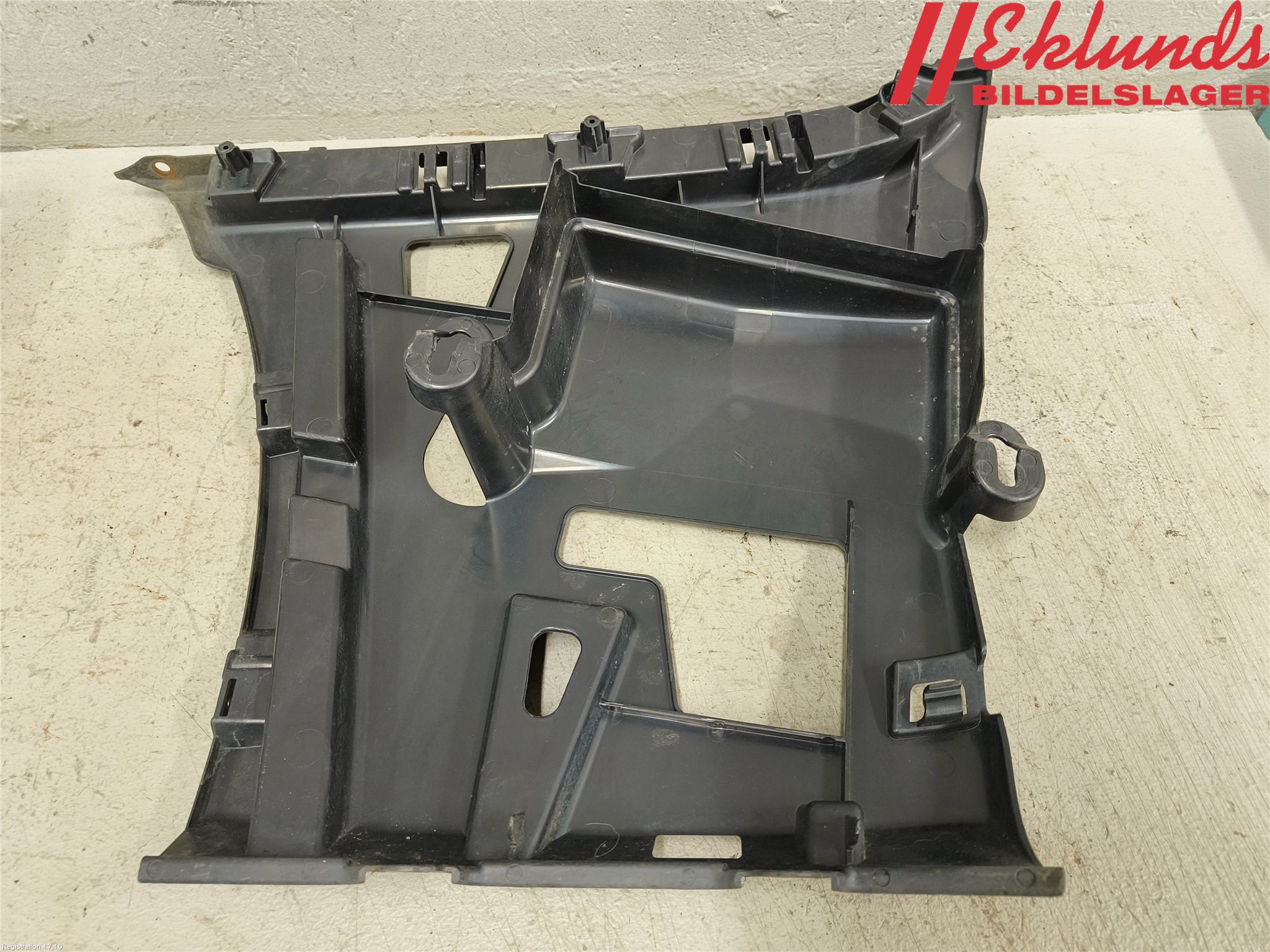BMW 3 F30/F31/F80 12-19 Stötfångarfäste Bak Hö