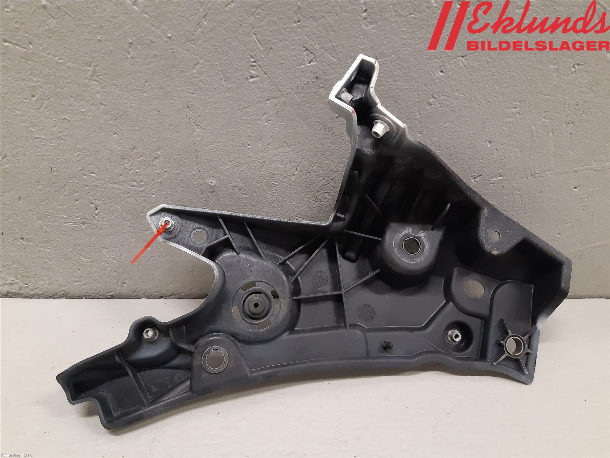 Volvo V60 19- Skärmfäste Fram Vä