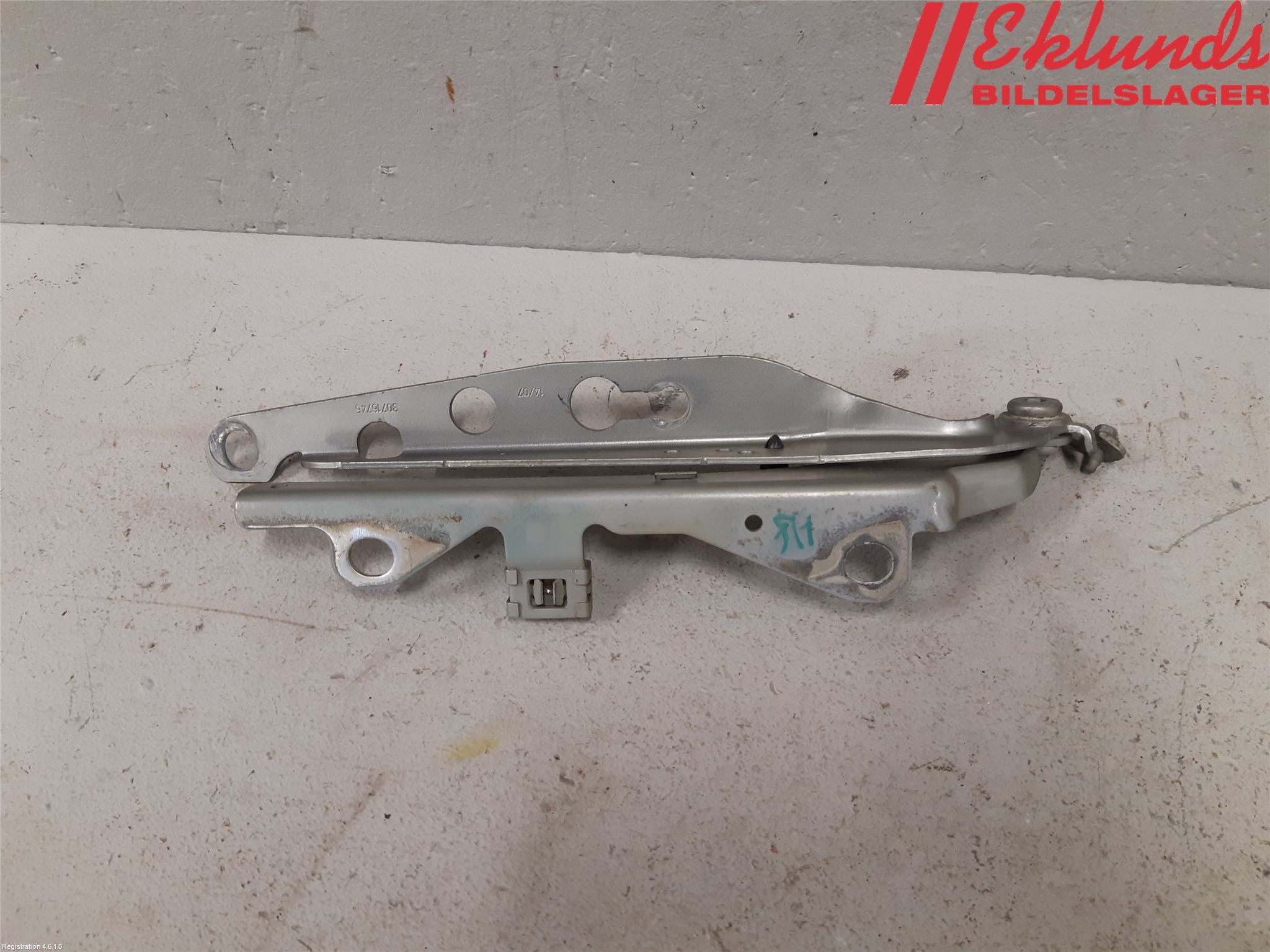 Volvo V70 05-08 Huvgångjärn