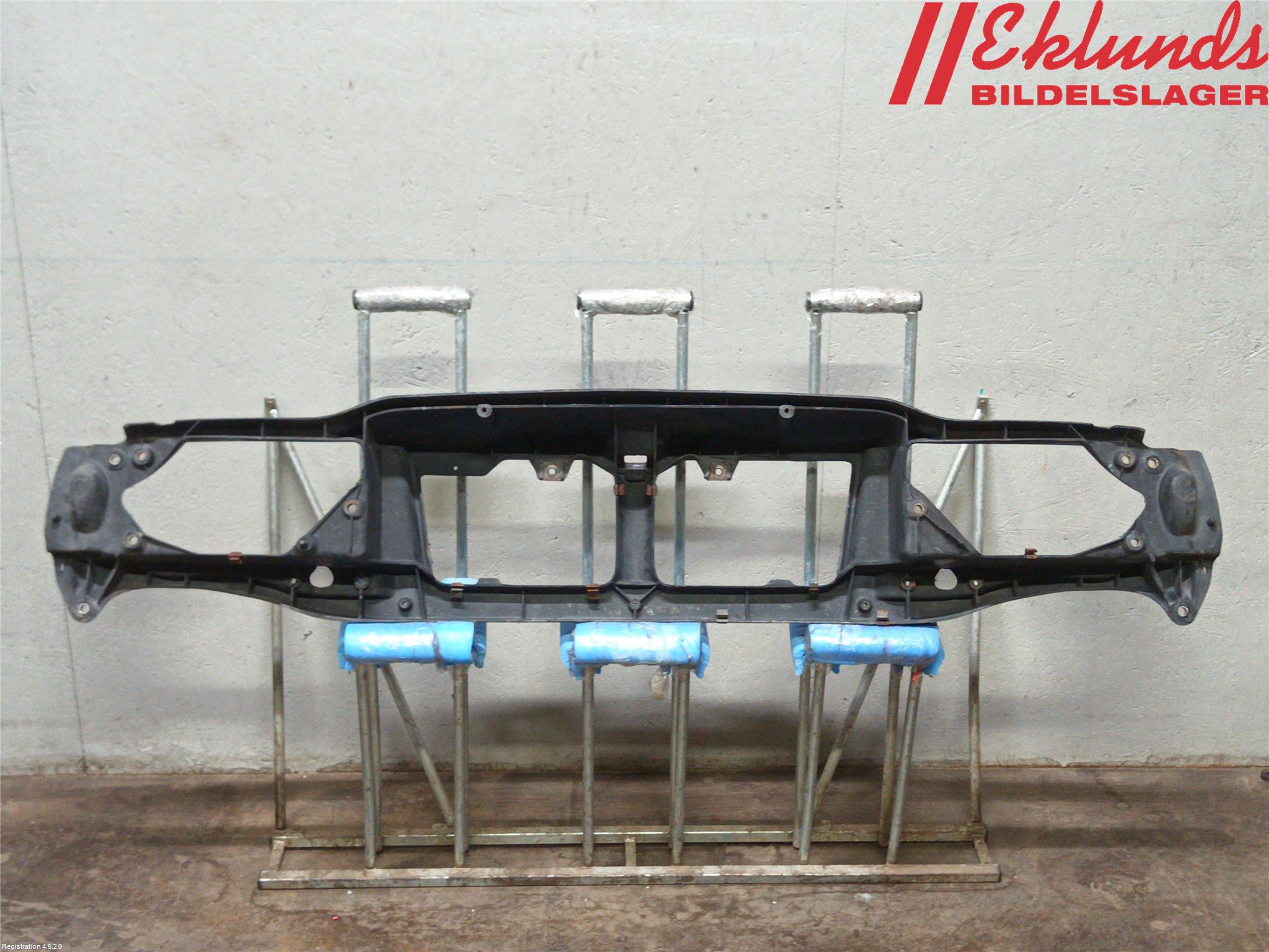 Volvo 850 91-97 Front Huvlåsplåt-Balk