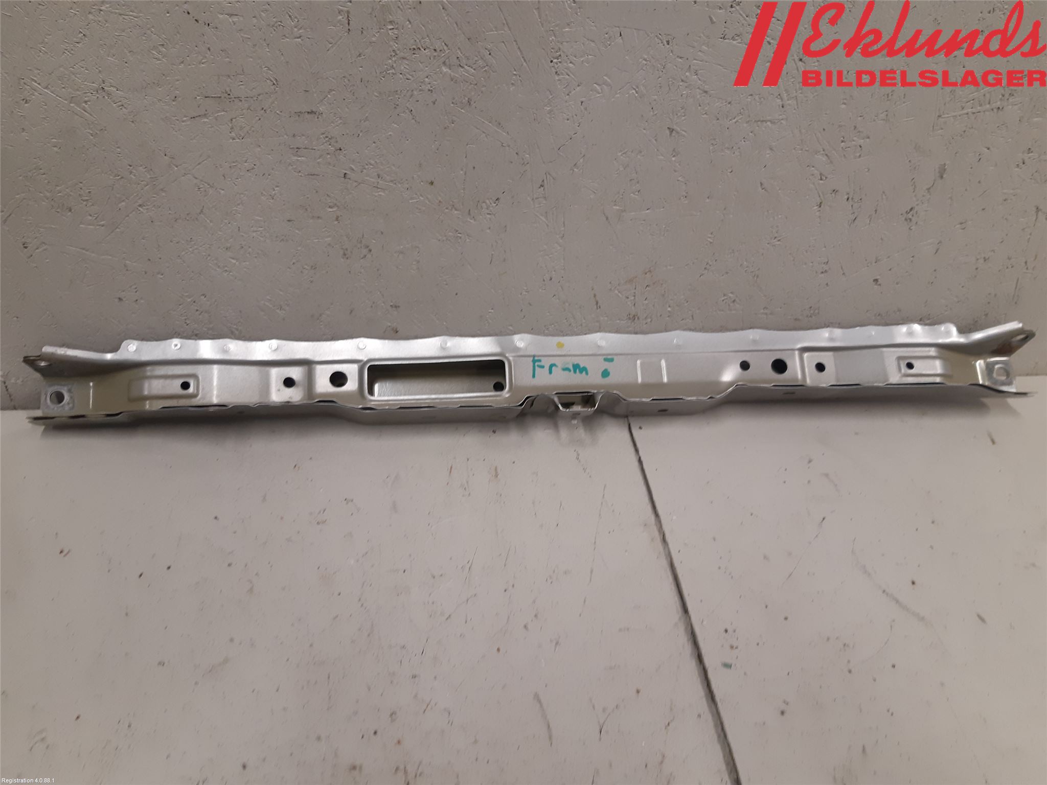 Toyota RAV4 13-18 Front Huvlåsplåt-Balk