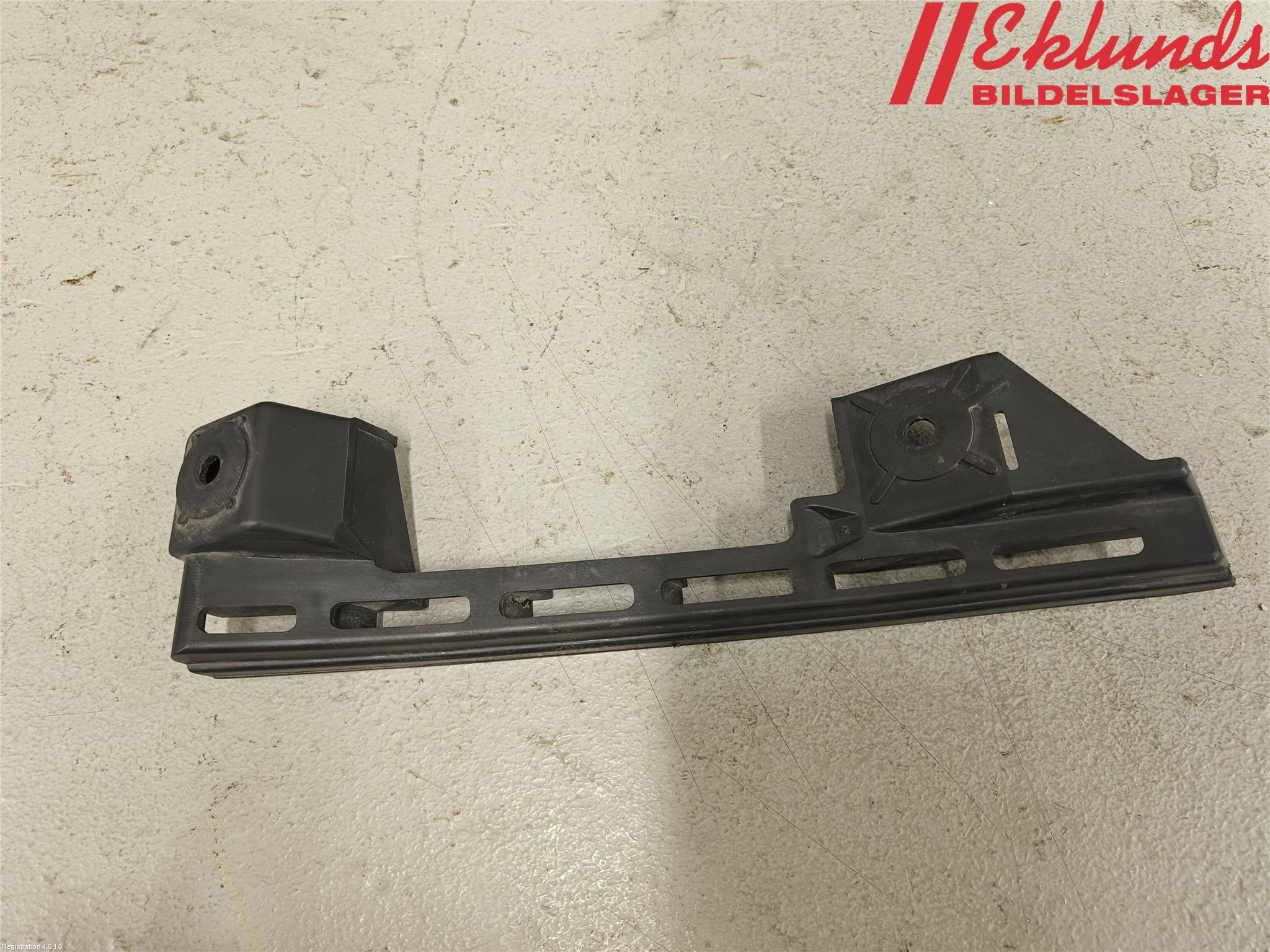 Volkswagen VW CADDY      04-10 Stötfångarfäste Fram Hö