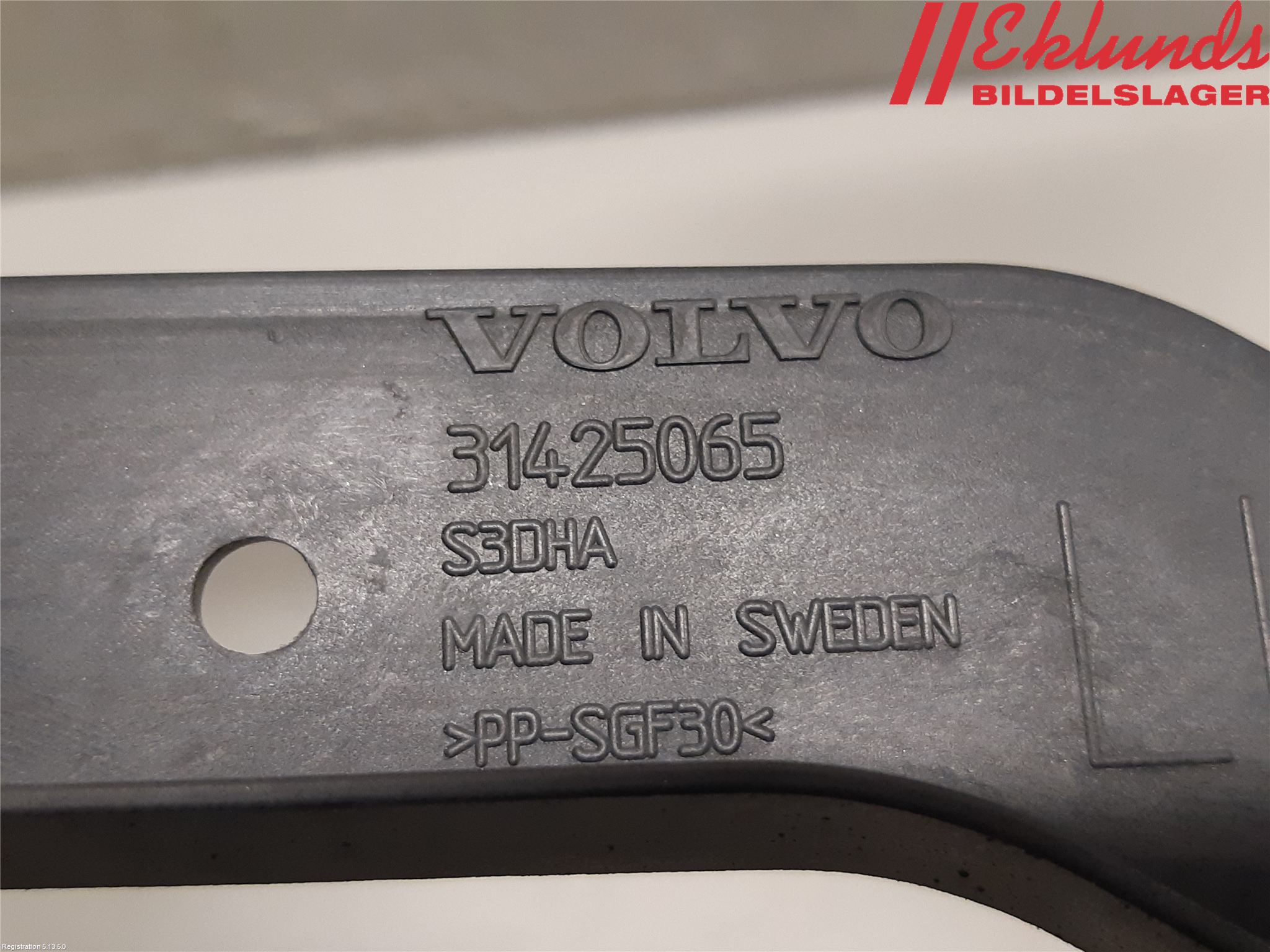 Volvo V90 17->> Stötfångarfäste Bak Vä