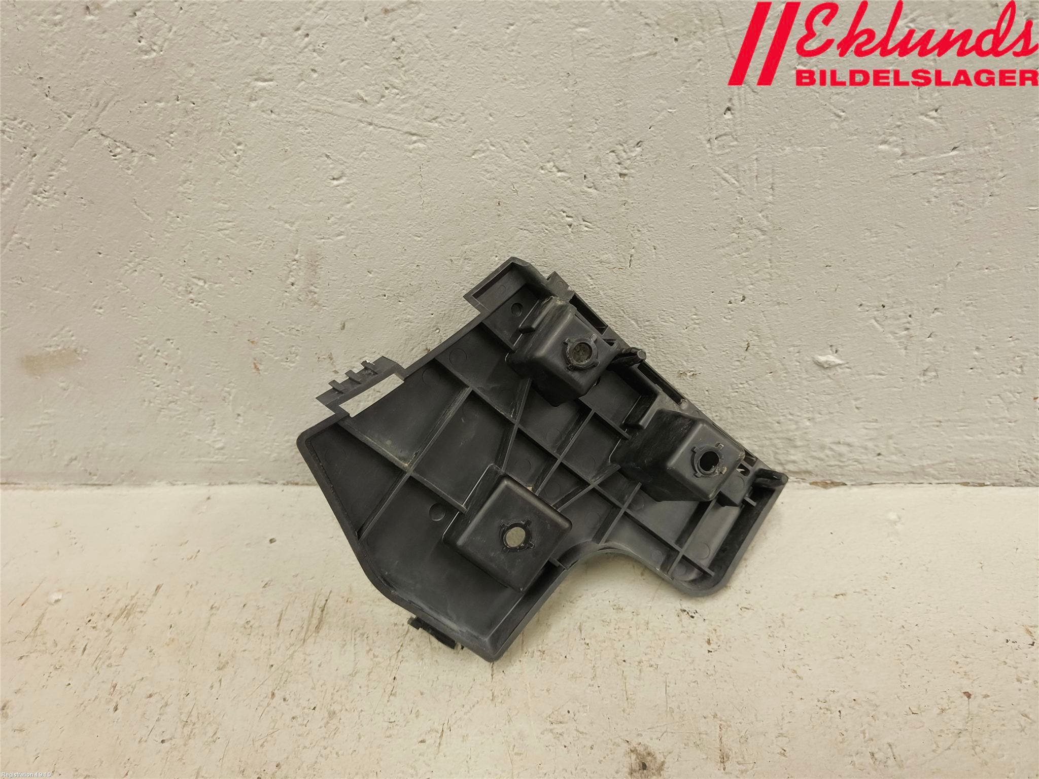 Volvo V60 11-13 Stötfångarfäste Bak Vä