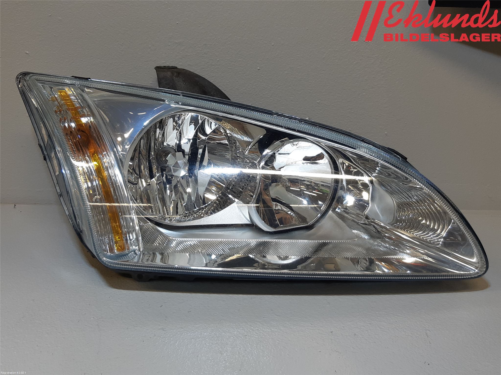 Ford FOCUS     04-07 Strålkastare Höger