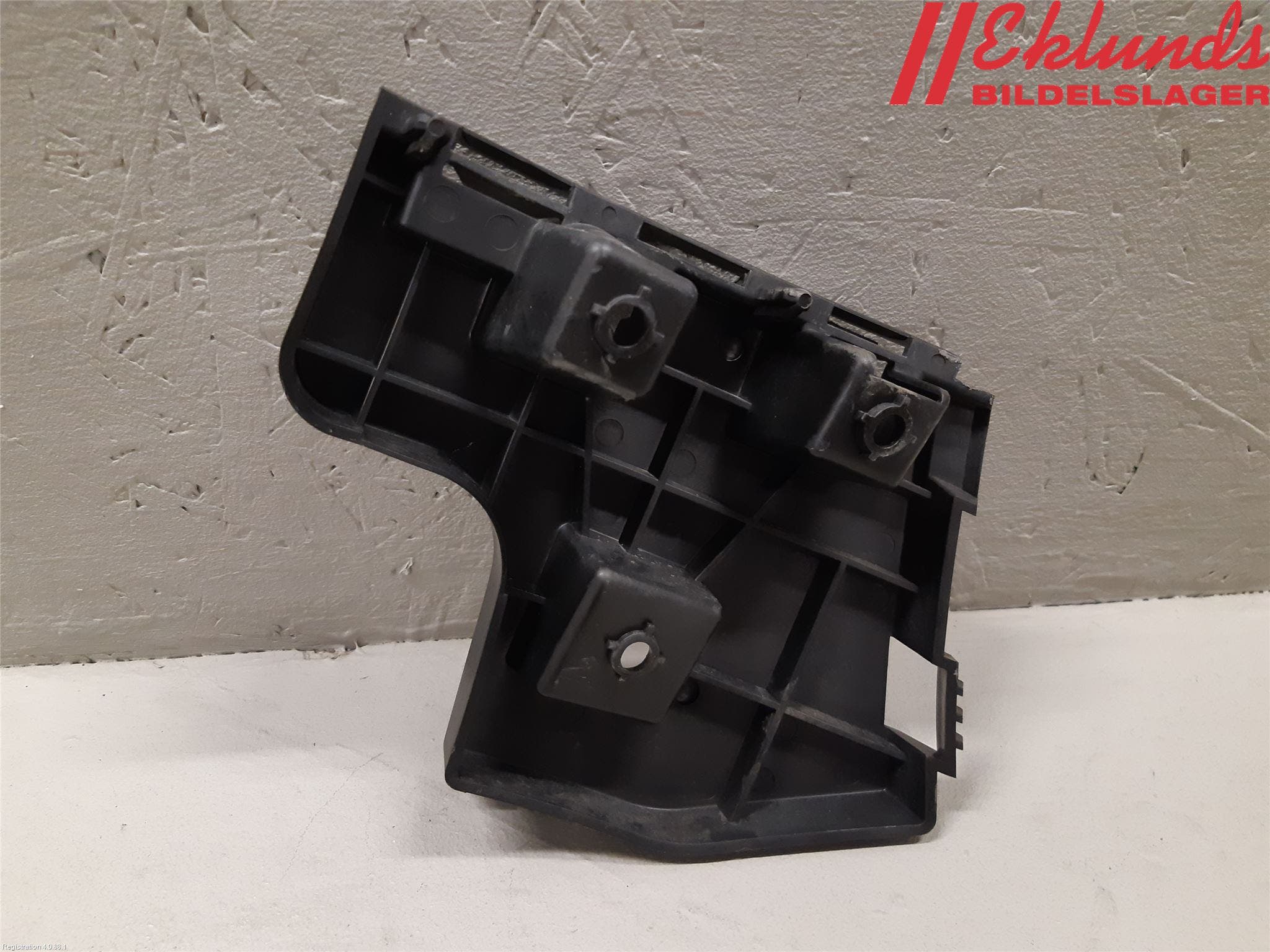 Volvo V60 11-13 Stötfångarfäste Bak Hö