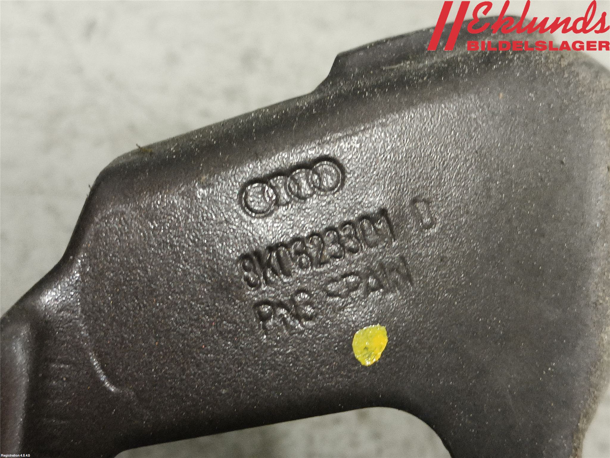 Audi A4 12-15 Huvgångjärn