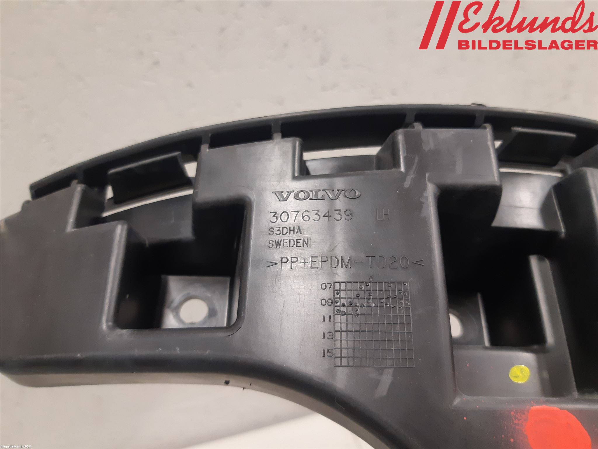 Volvo XC60 09-13 Stötfångarfäste Bak Vä