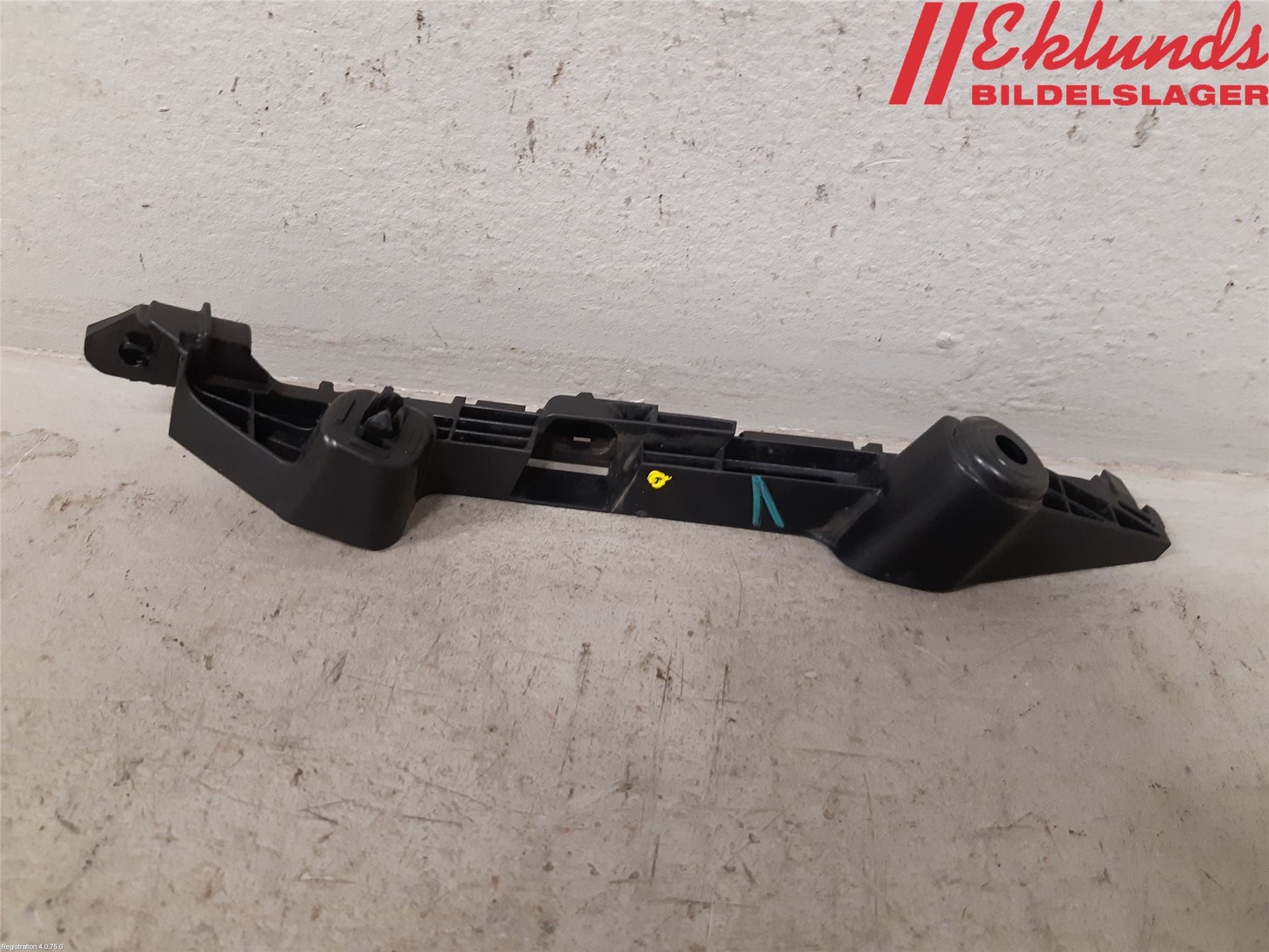 Suzuki SWIFT 17-24 Stötfångarfäste Fram Vä