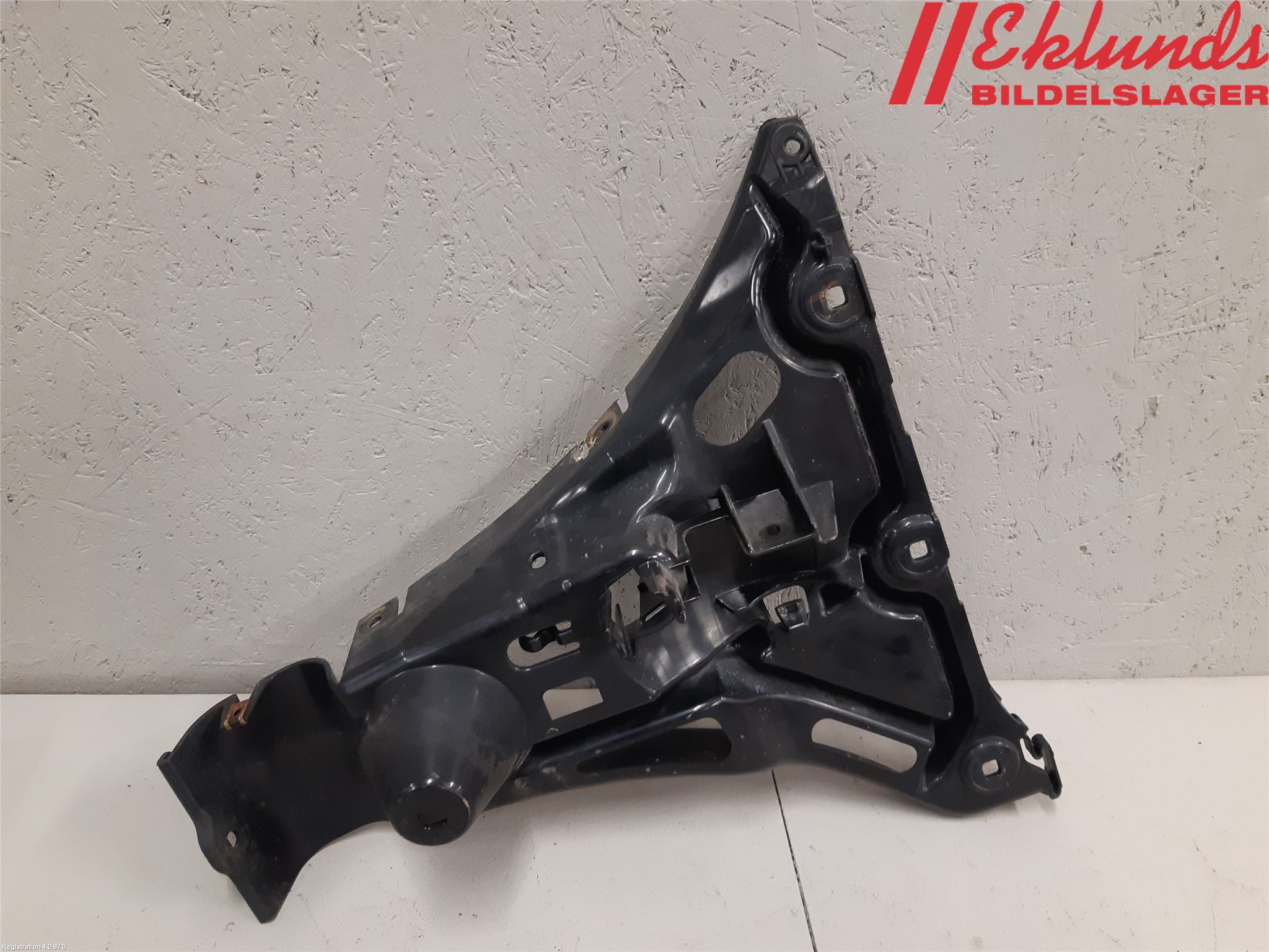 BMW 5 E60/61 Sed/Tou 02-10 Stötfångarfäste Bak Hö