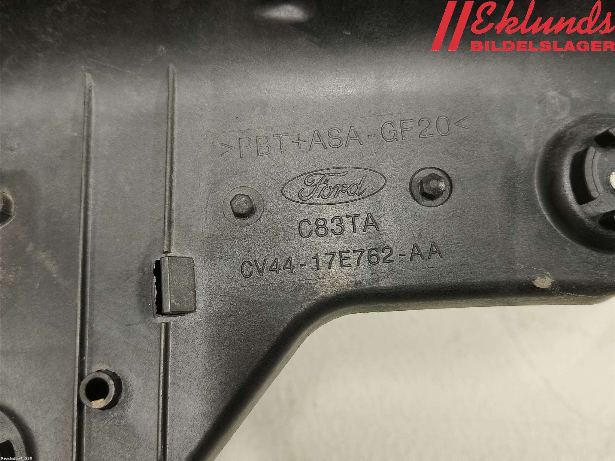 Ford KUGA 13-16 Strålkastarsarg Höger