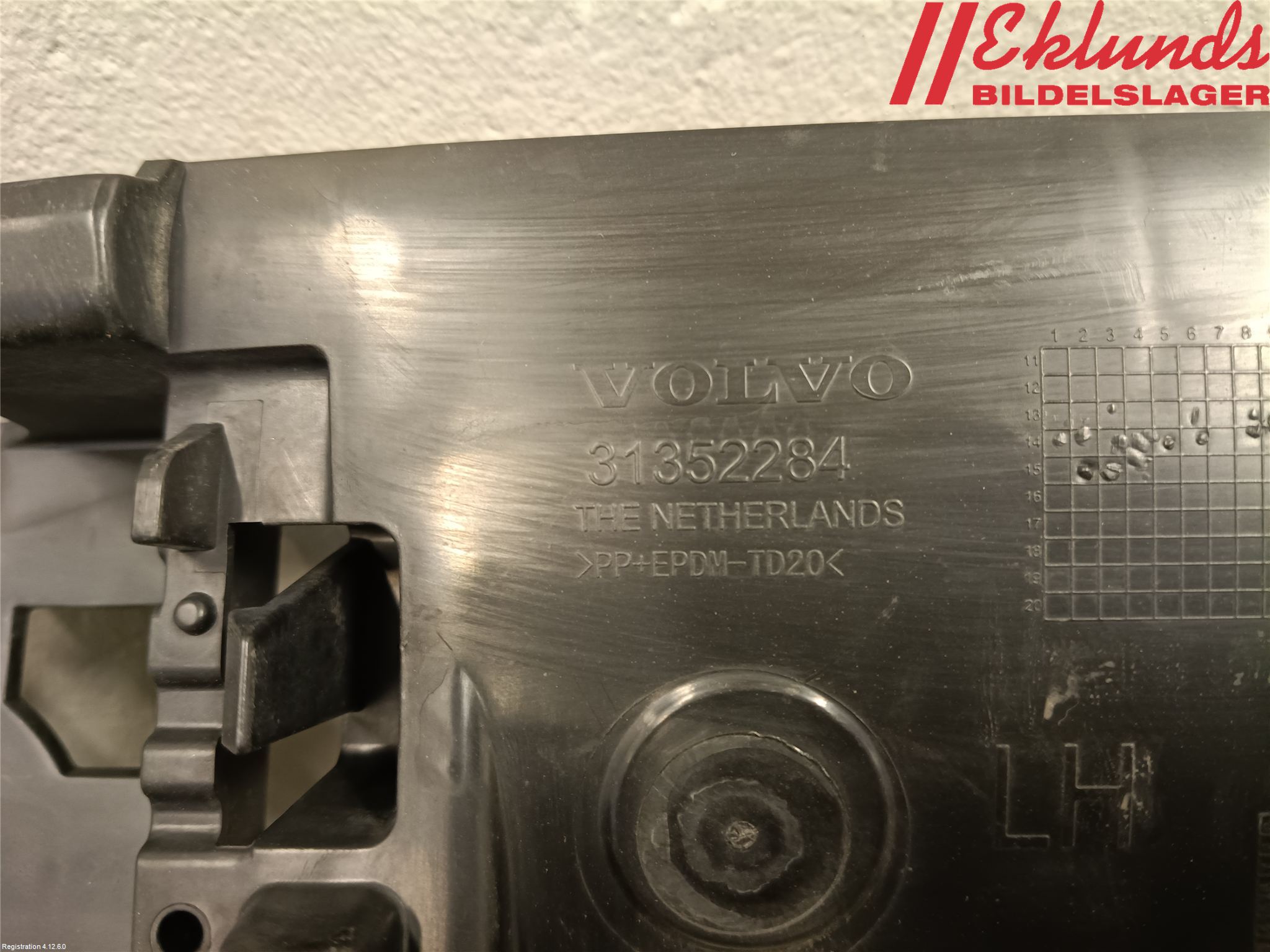 Volvo V60 14-18 Stötfångarfäste Bak Vä