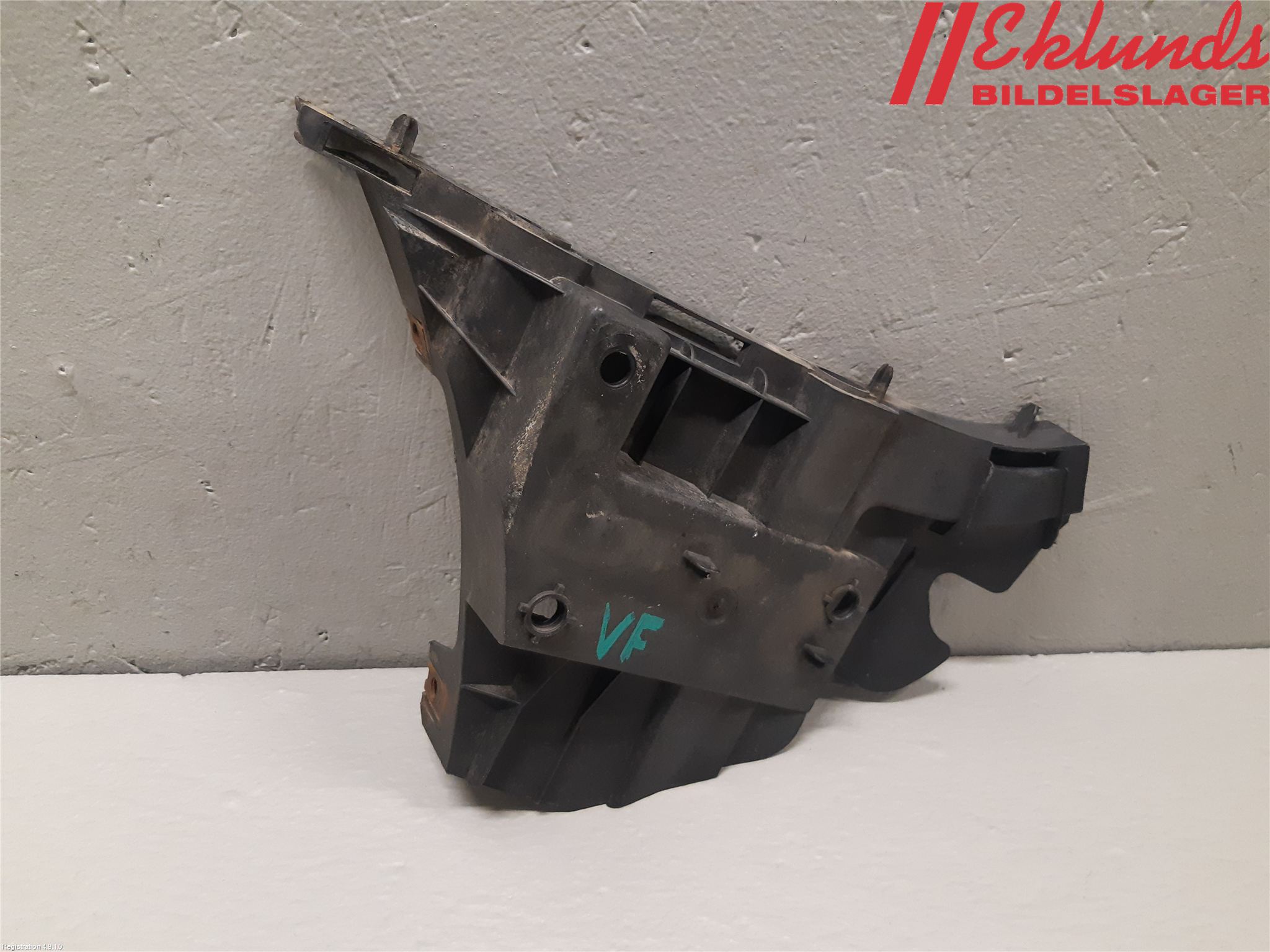 Volvo V70 08-13 Stötfångarfäste Fram Vä