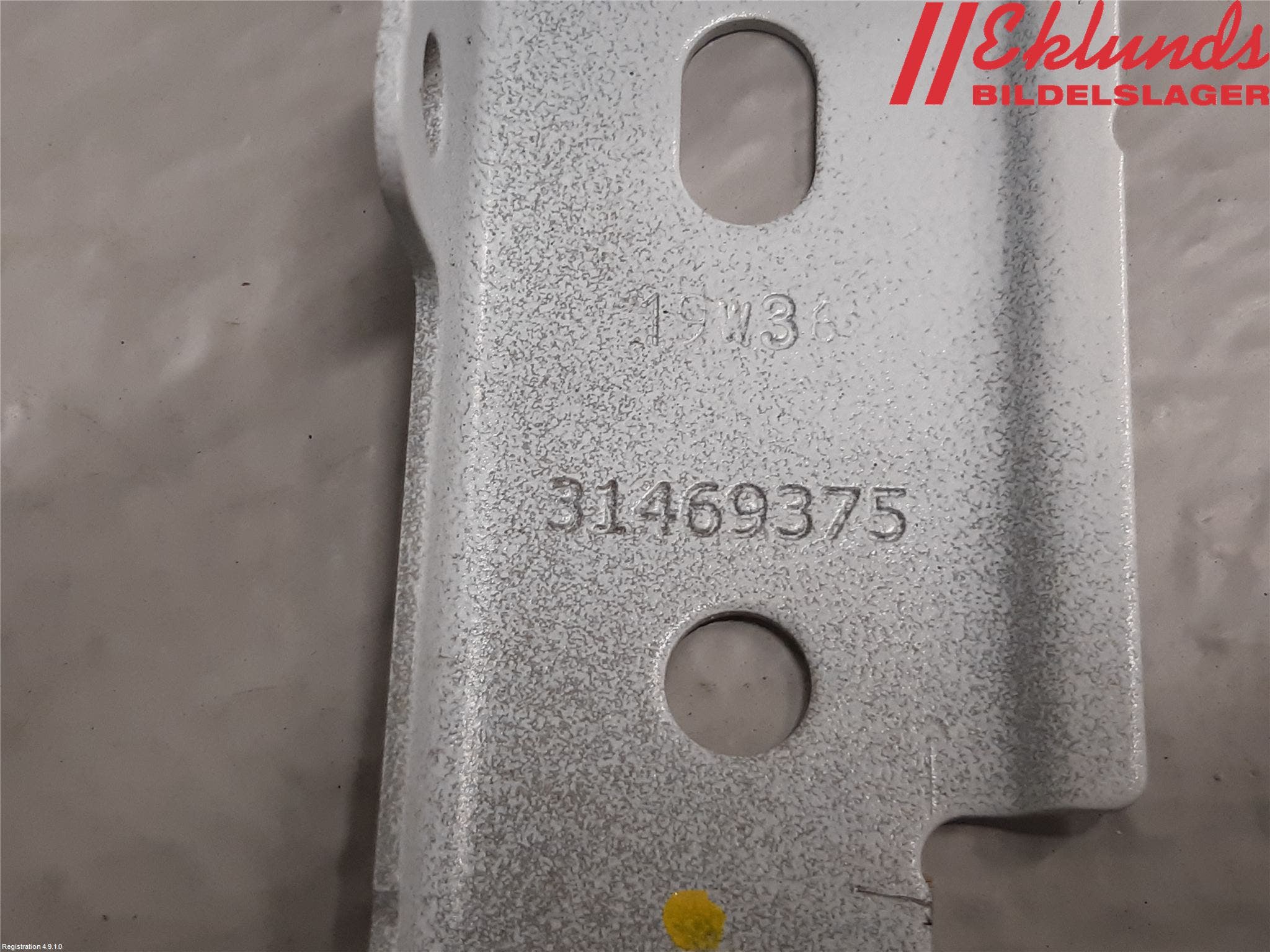 Volvo XC40/RECHARGE 18- Skärmfäste Fram Hö