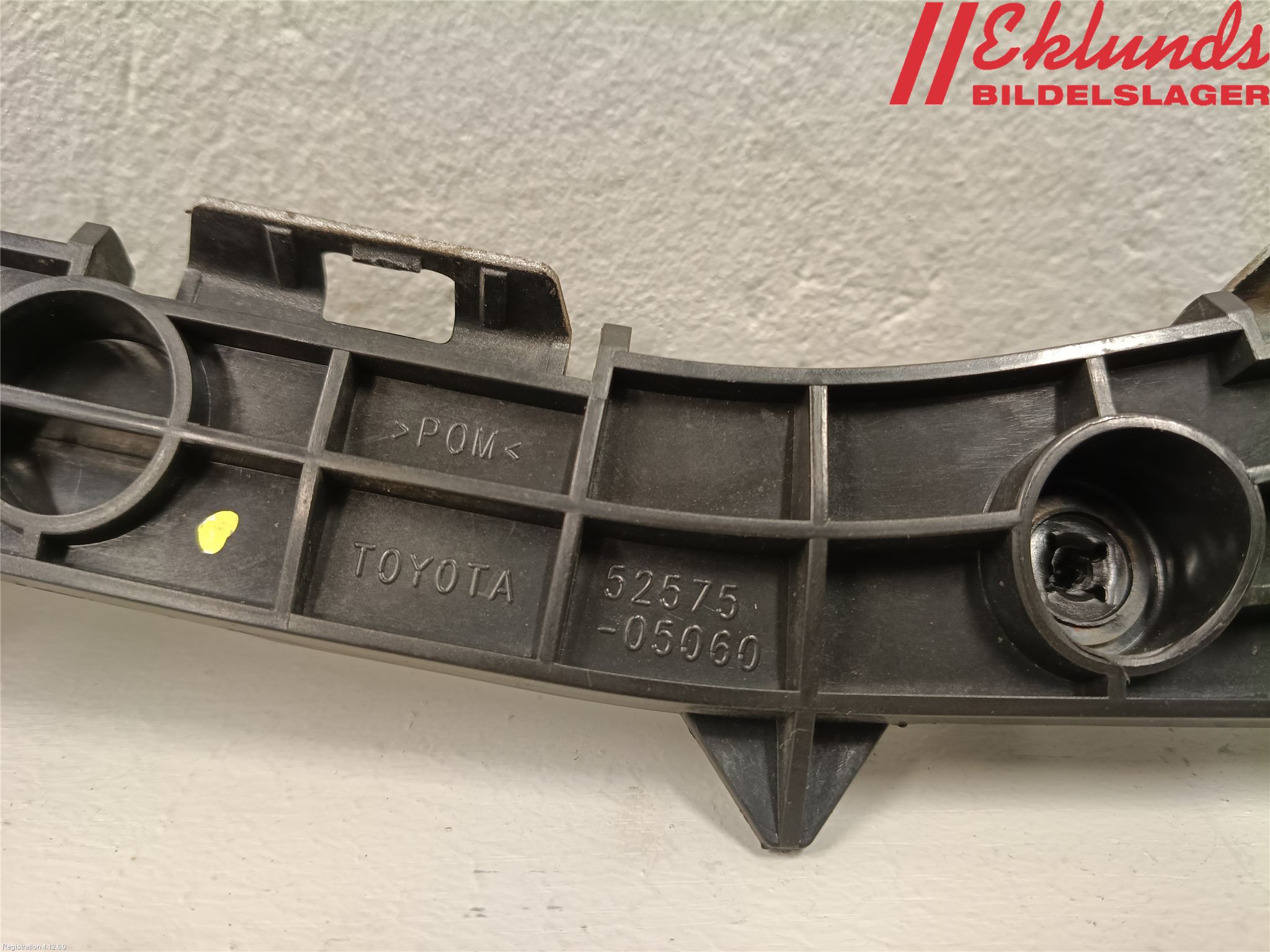 Toyota AVENSIS 09-15 Stötfångarfäste Bak Hö