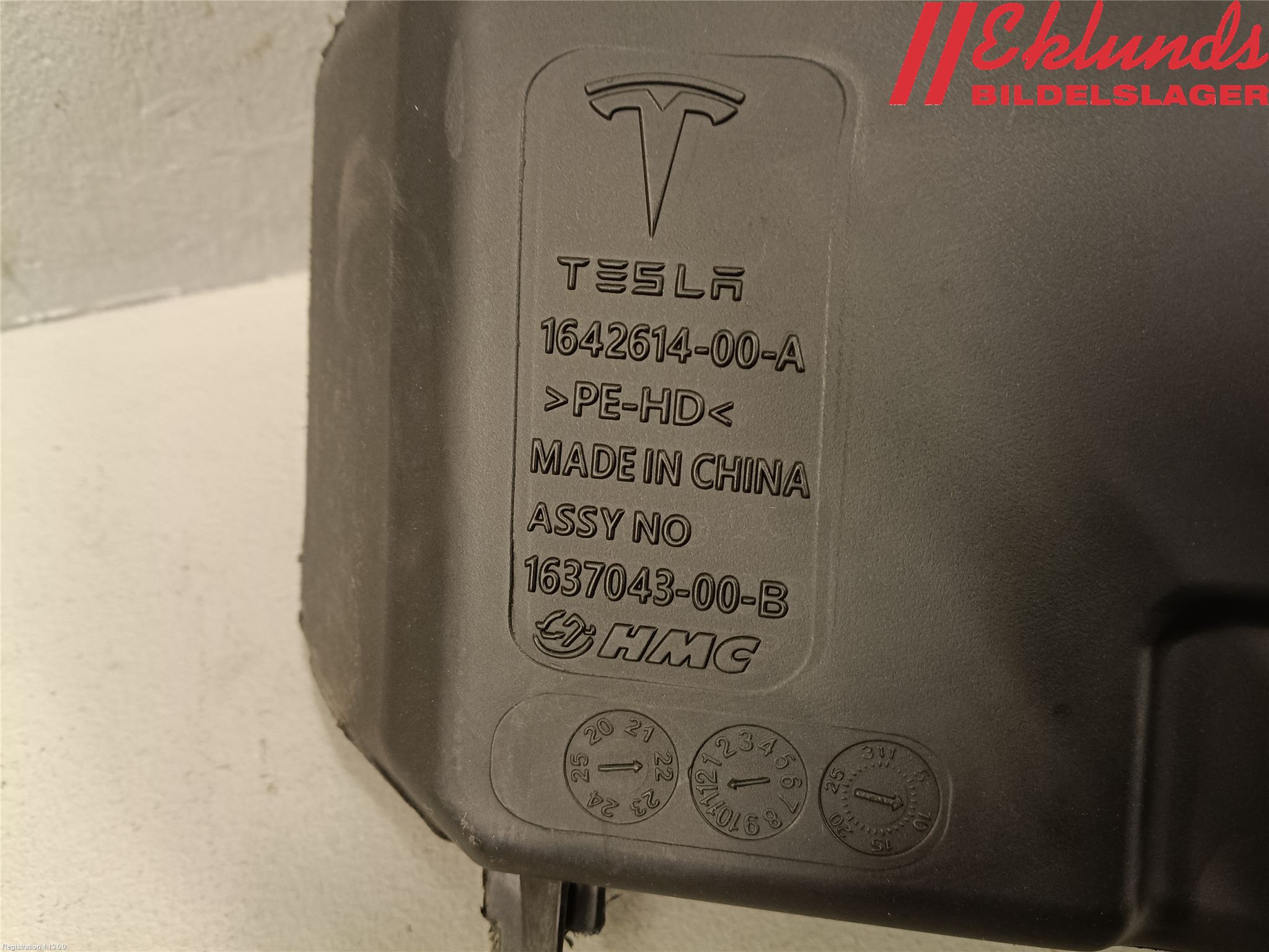 Tesla MODEL 3 17- Spolartank Vindruta
