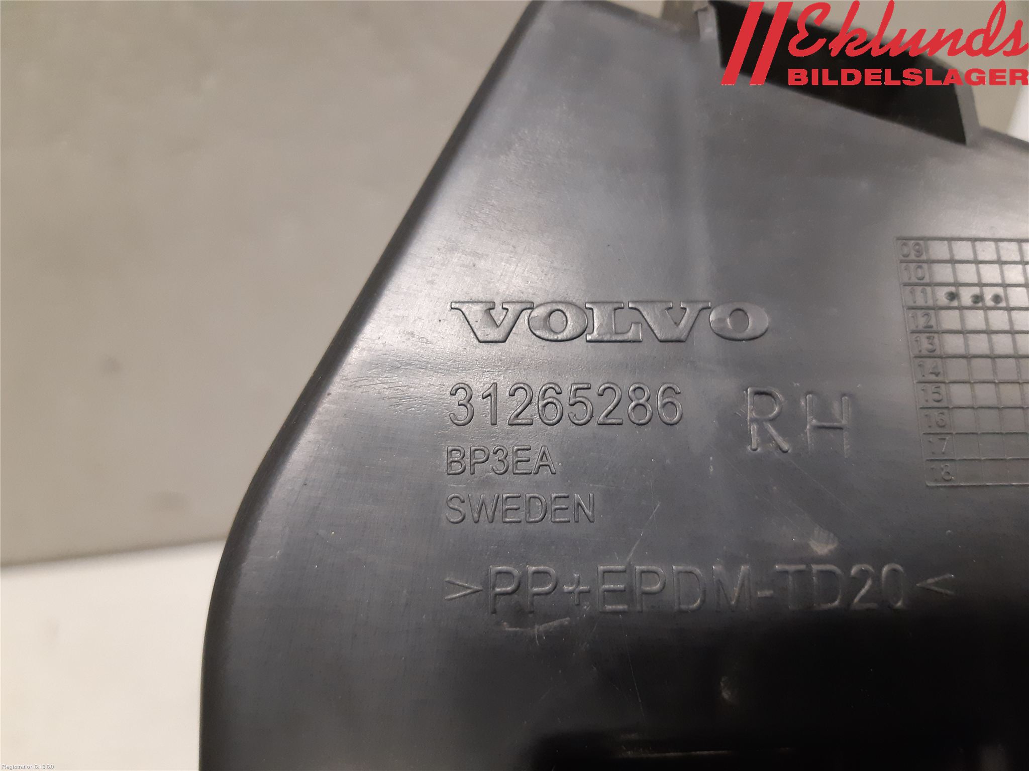 Volvo V60 11-13 Stötfångarfäste Bak Hö