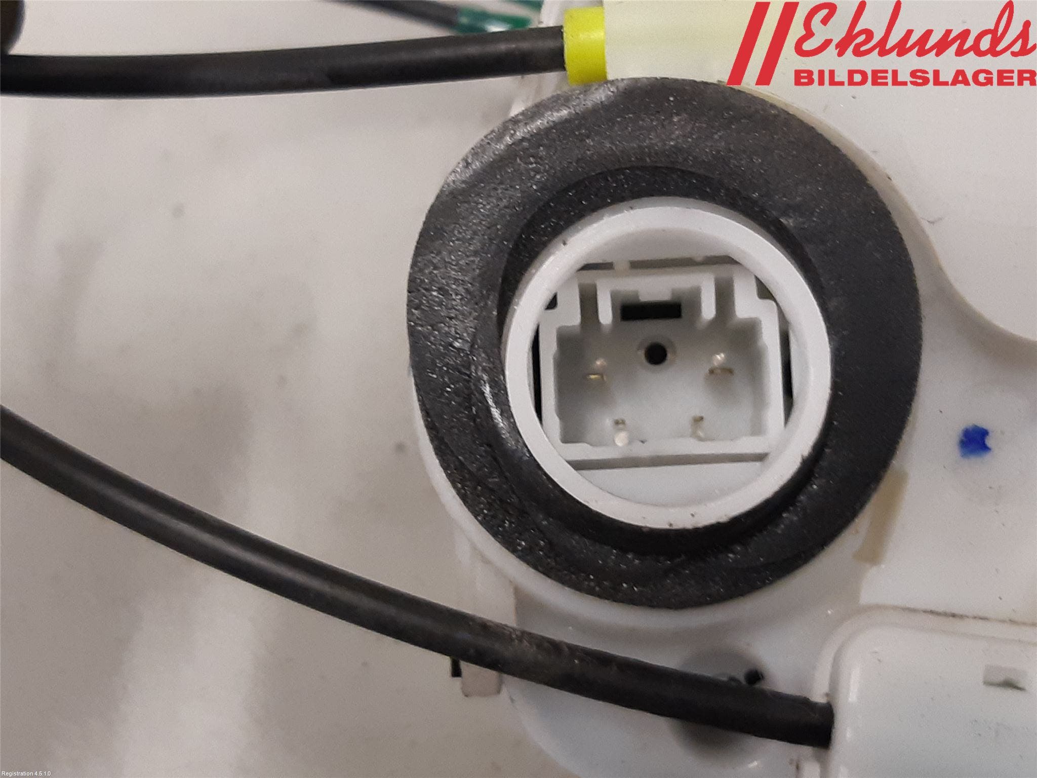 Toyota YARIS XP130 12-14 Låskista-Dörrlås