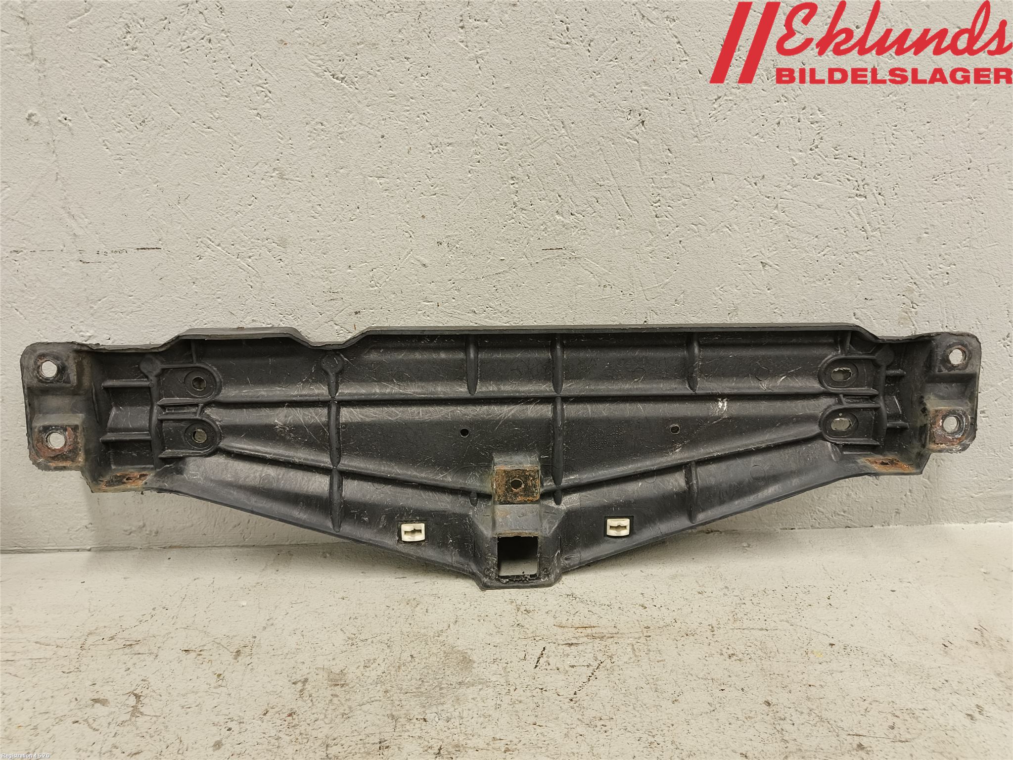 Volvo 940 91-98 Front Huvlåsplåt-Balk