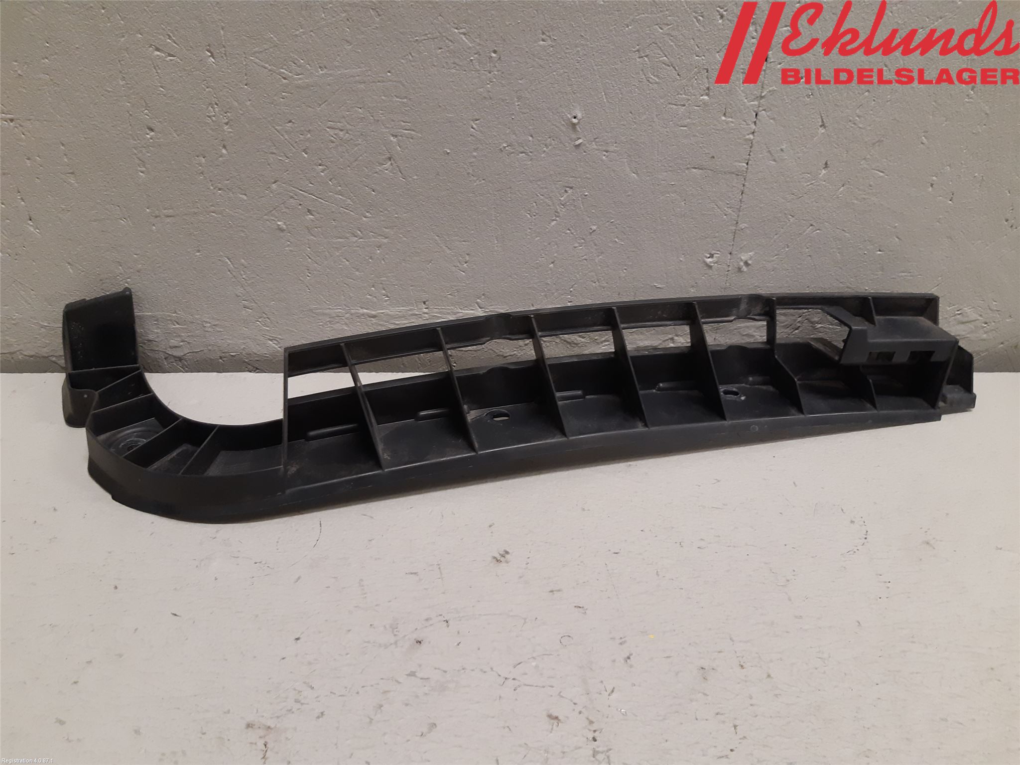 Skoda SUPERB 09-15 Stötfångarfäste Bak Vä