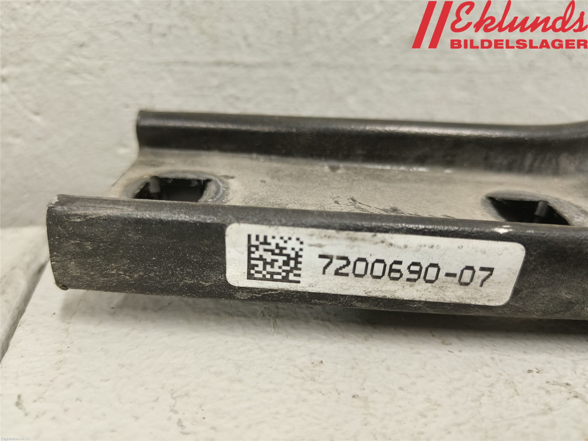 BMW 5 F10/F11/F18 09-17 Front Huvlåsplåt-Balk