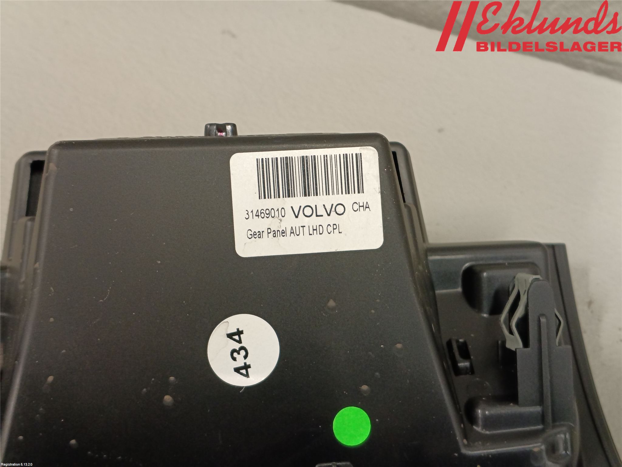 Volvo XC40/RECHARGE 18- Instrumentkonsoll Mitt
