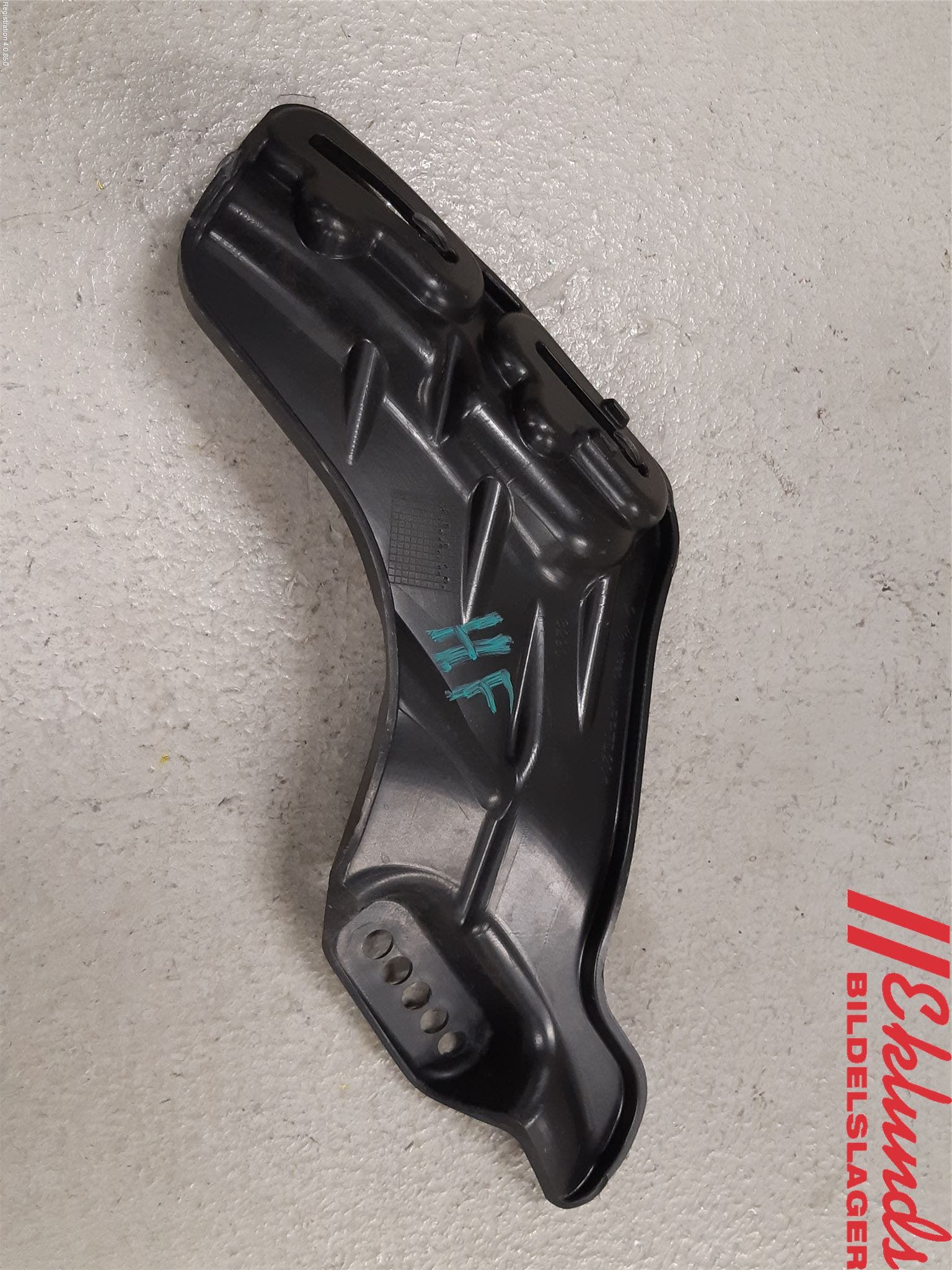 Peugeot 208 12-15 Skärmfäste Fram Hö