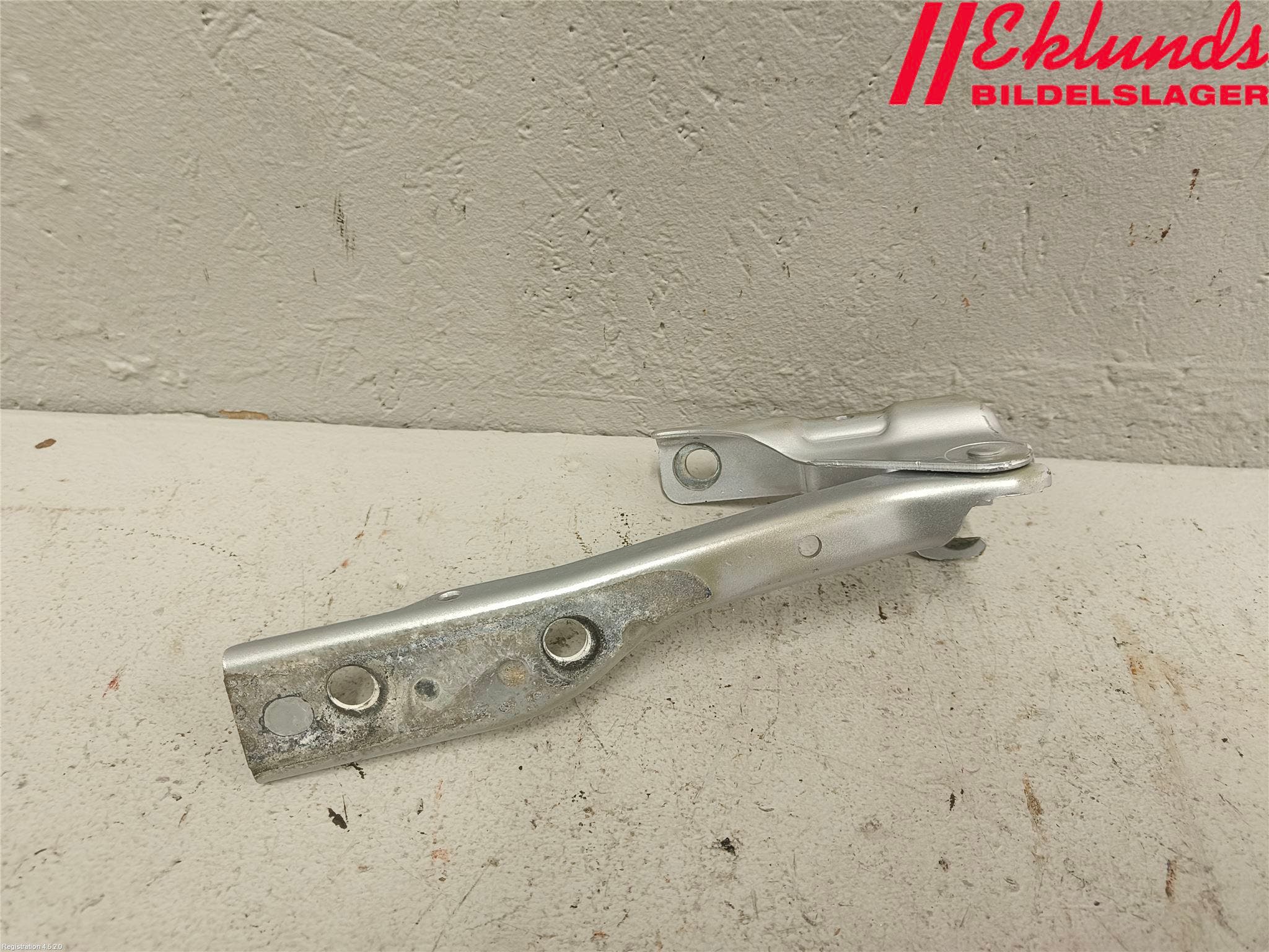 Volkswagen VW POLO 10-17 Huvgångjärn