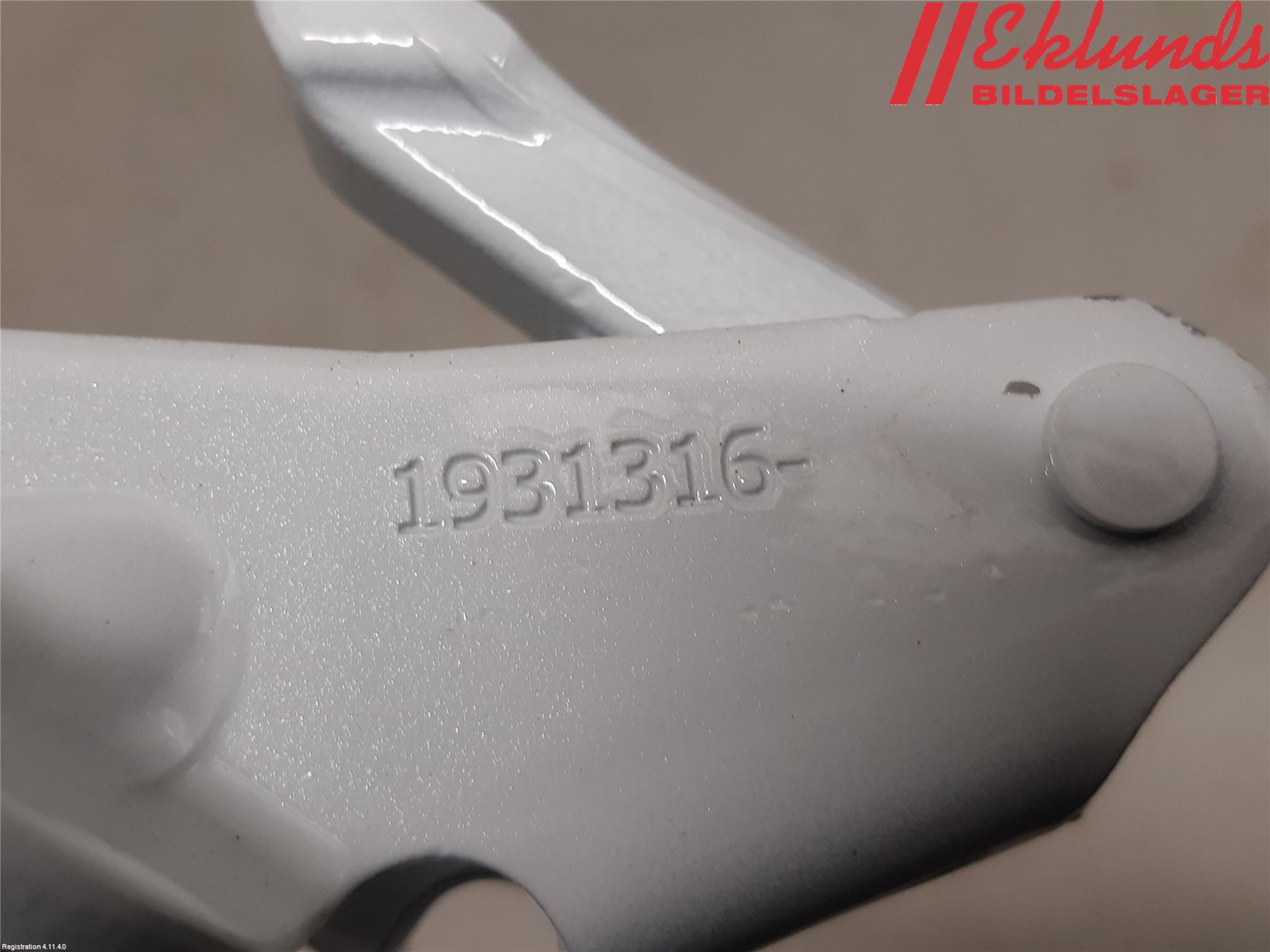 Tesla MODEL Y 21- Bakluckegångjärn Vä