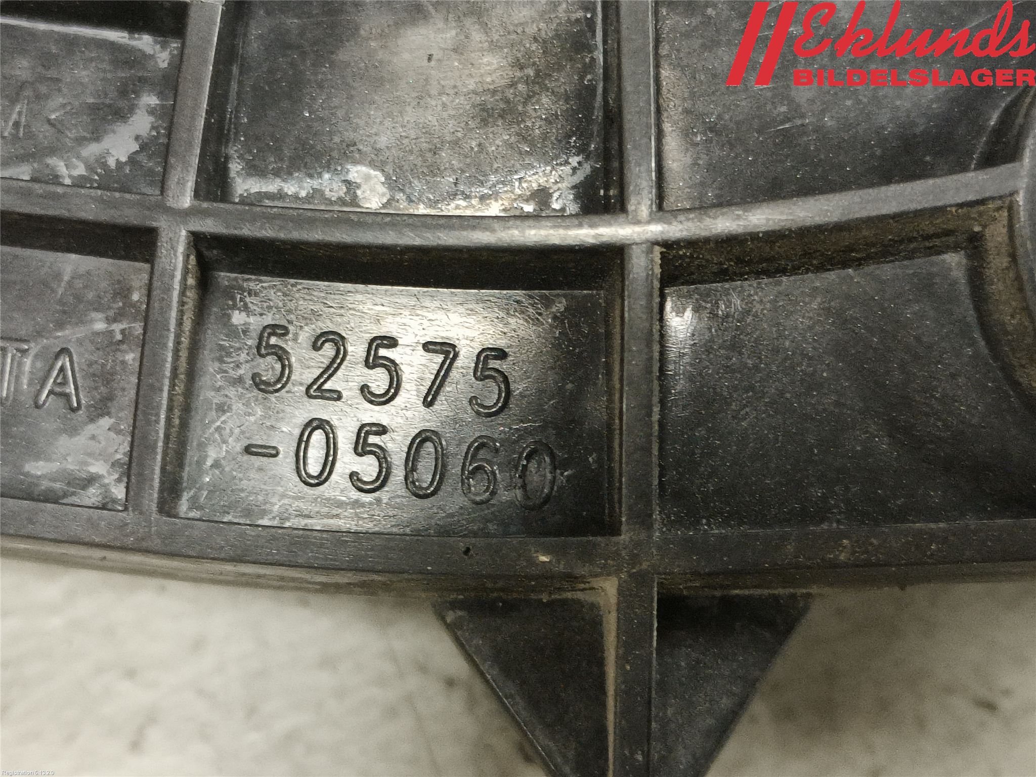 Toyota AVENSIS 09-15 Stötfångarfäste Bak Hö