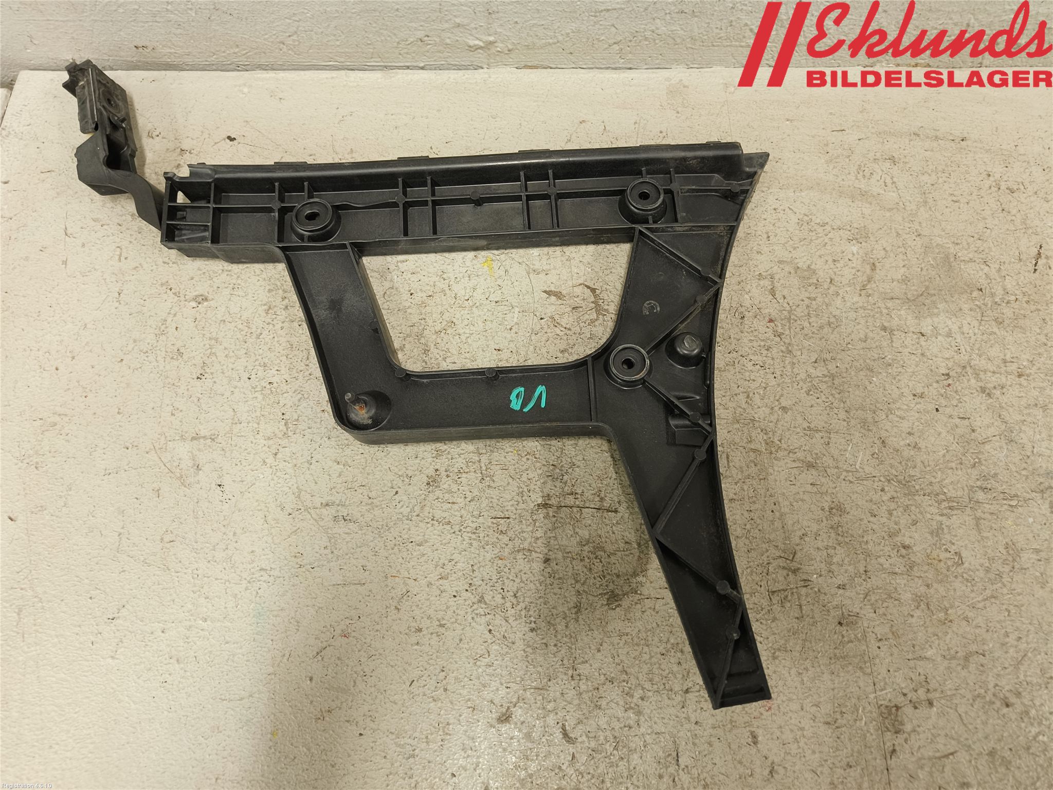 Audi A4 12-15 Stötfångarfäste Bak Vä