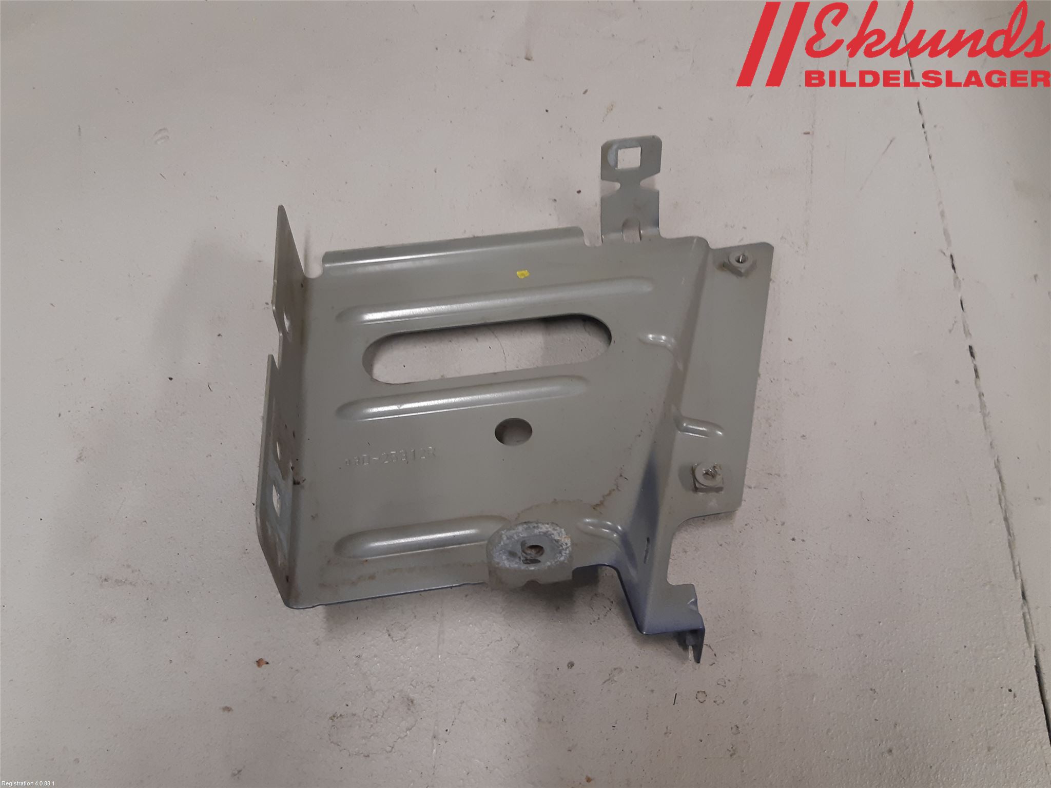 Opel MOVANO B 10-22 Skärmfäste Fram Hö