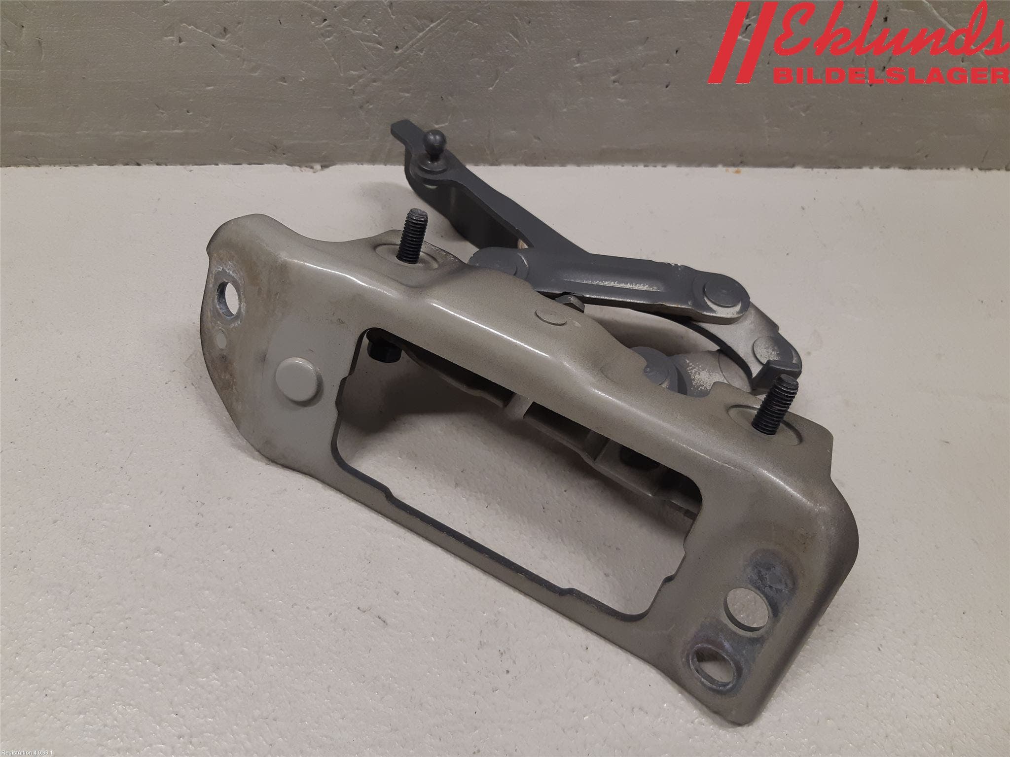 Hyundai SANTA FE 13-18 Huvgångjärn