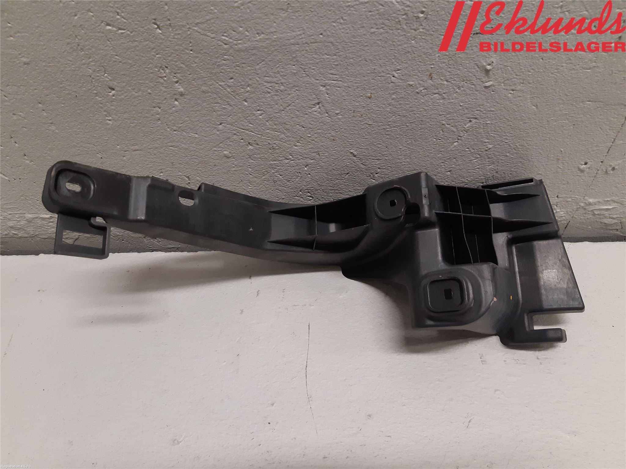 Saab 9-3 VER 2 Stötfångarfäste Bak Hö