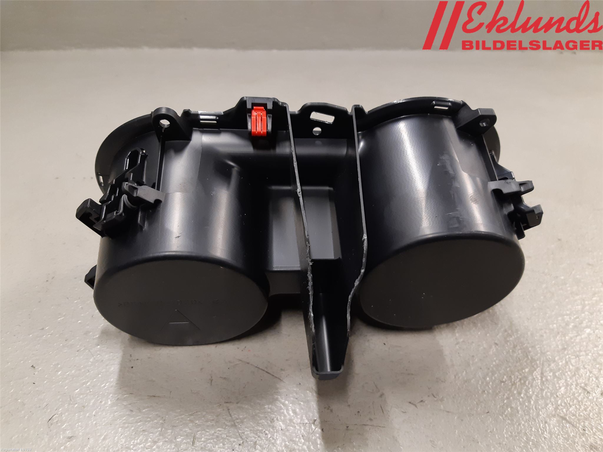 Lexus UX/300e 19- Mugghållare