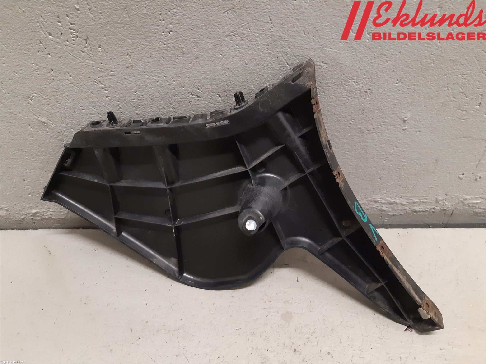 Volvo V60 11-13 Stötfångarfäste Bak Vä