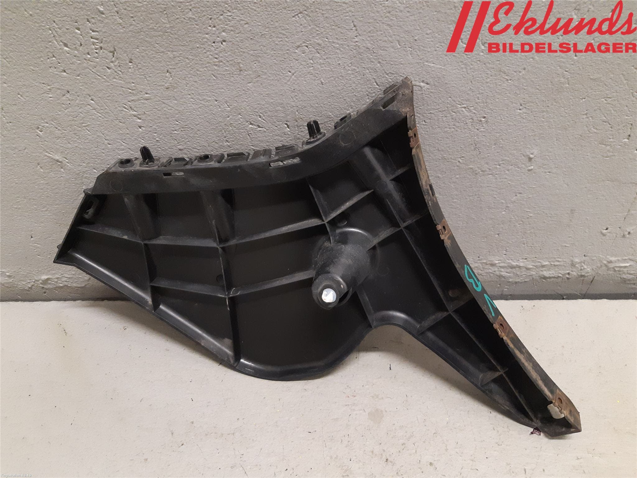 Volvo V60 11-13 Stötfångarfäste Bak Vä