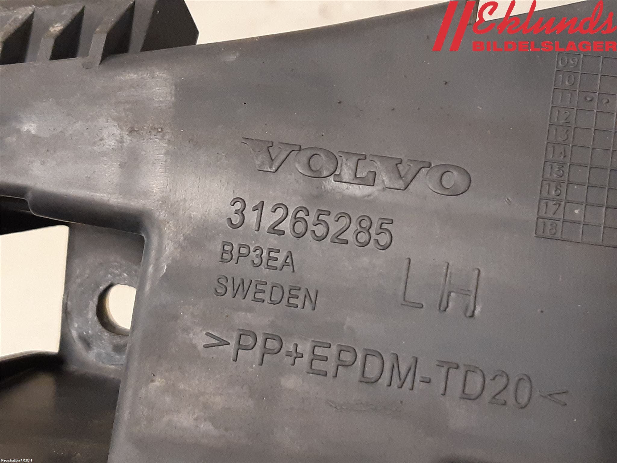 Volvo V60 11-13 Stötfångarfäste Bak Vä